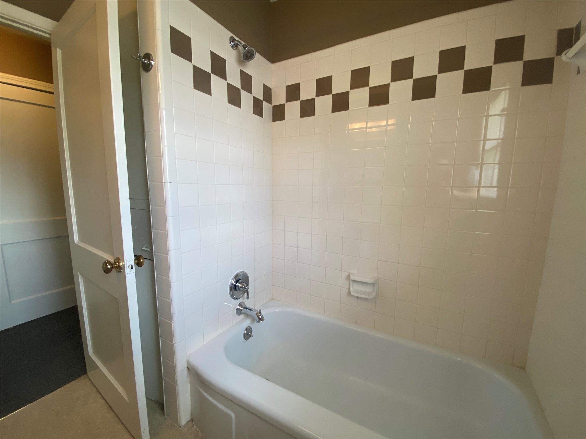 1514 W Koenig Ln Property Photo 7