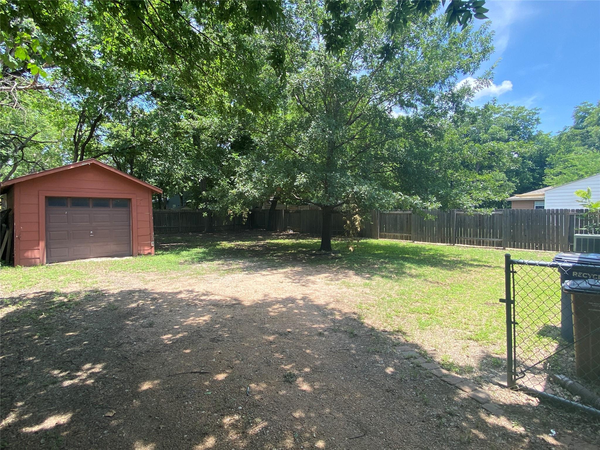 1514 W Koenig Ln Property Photo 8