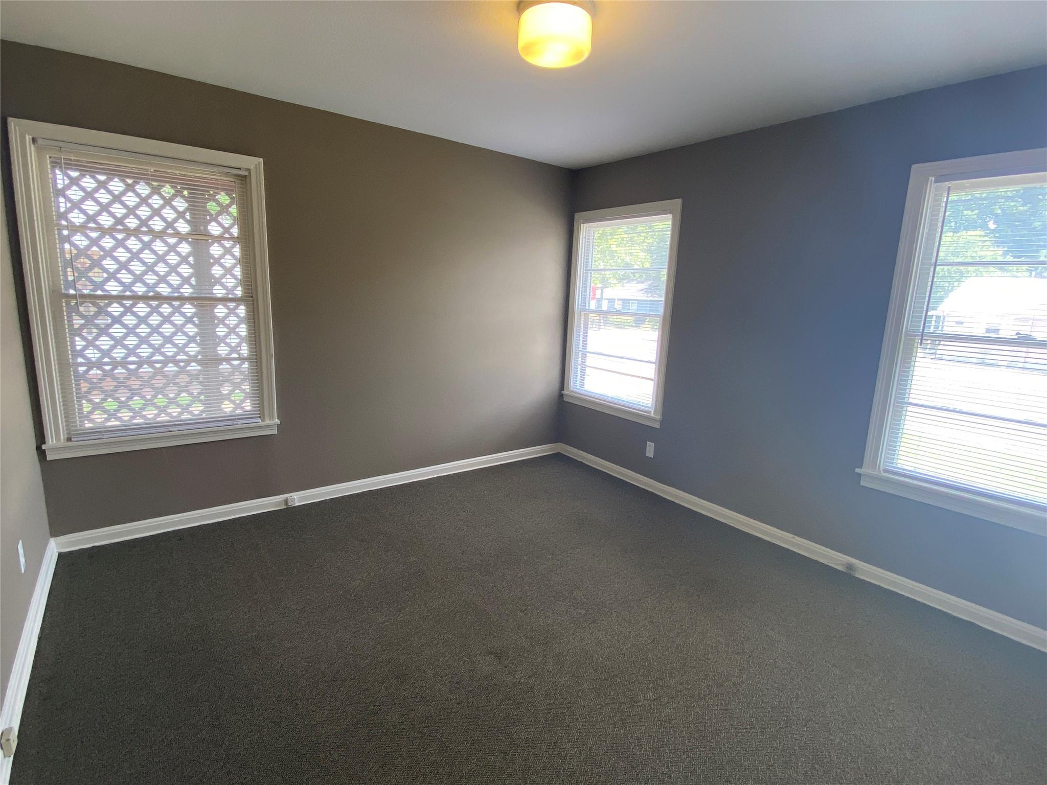 1514 W Koenig Ln Property Photo 14