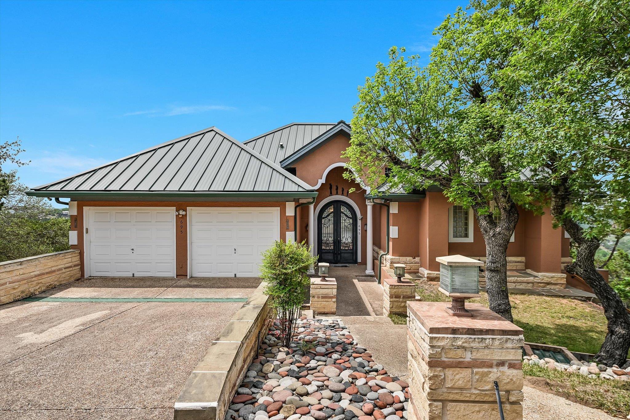 695 Sunset Dr Property Photo 1