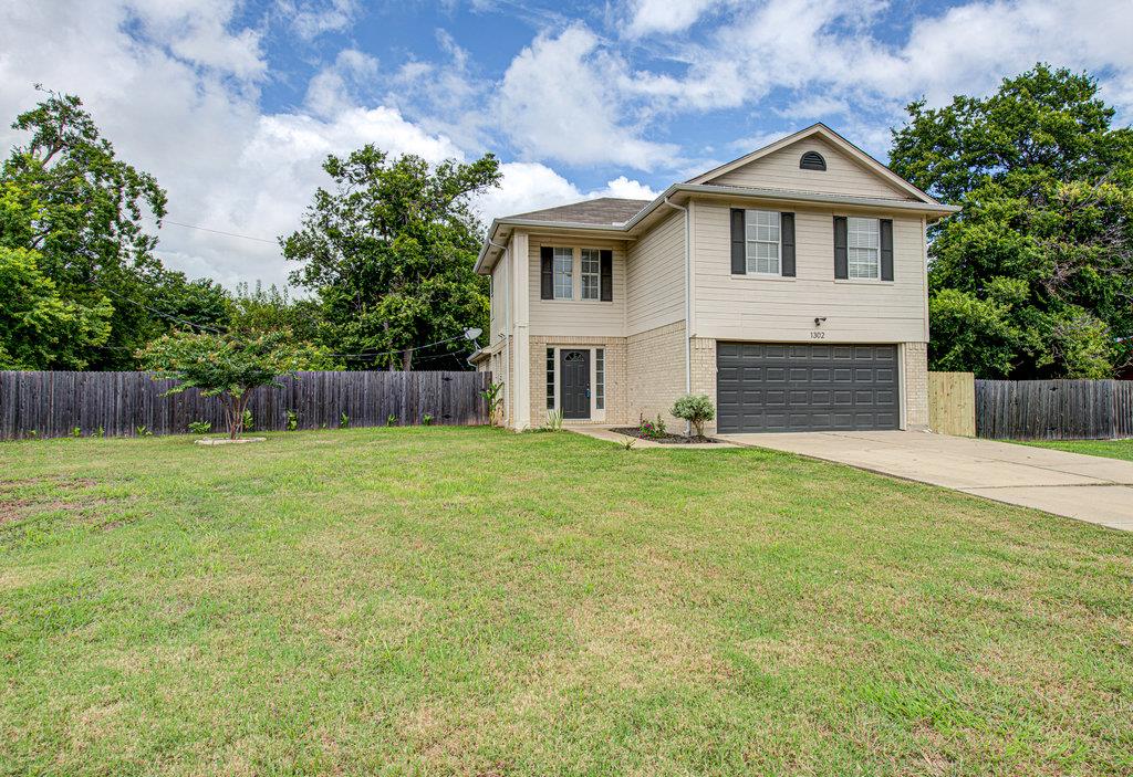 1302 Crete Ln Property Photo 2