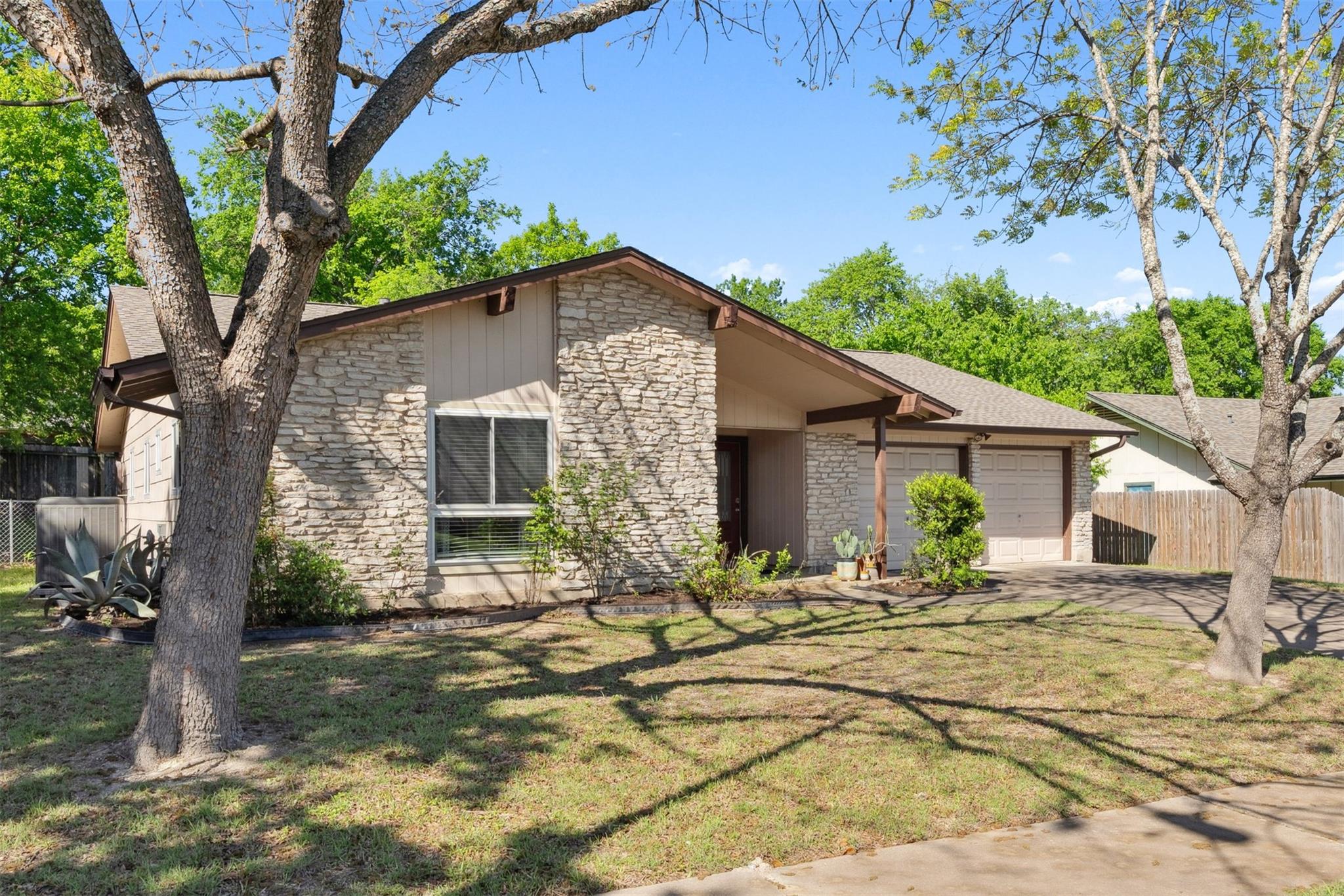 1405 Meadowmear Dr Property Photo