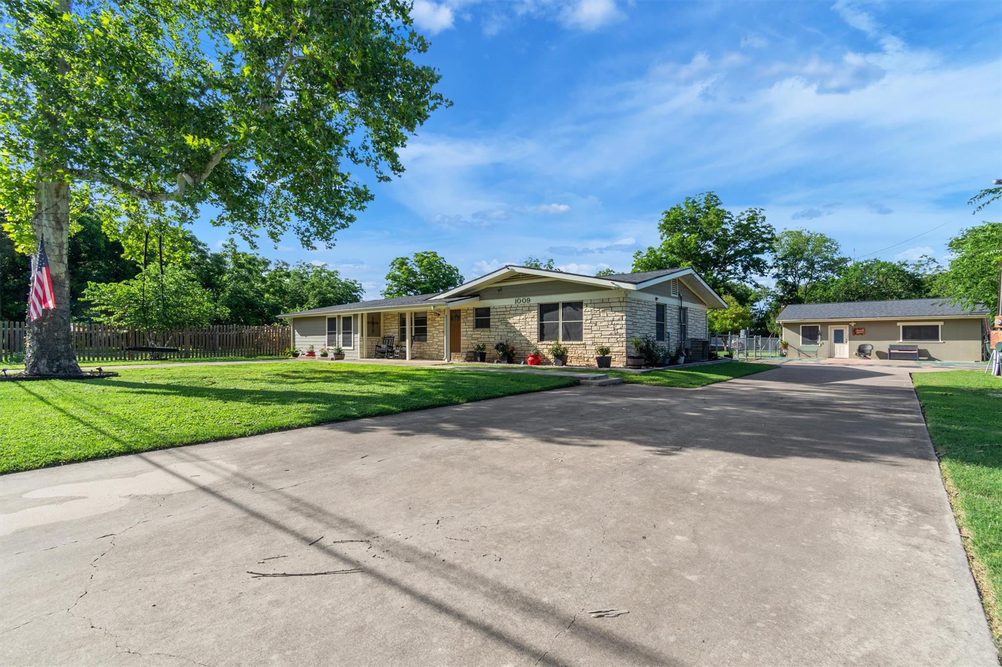 1009 Crepe Myrtle Dr Property Photo 1