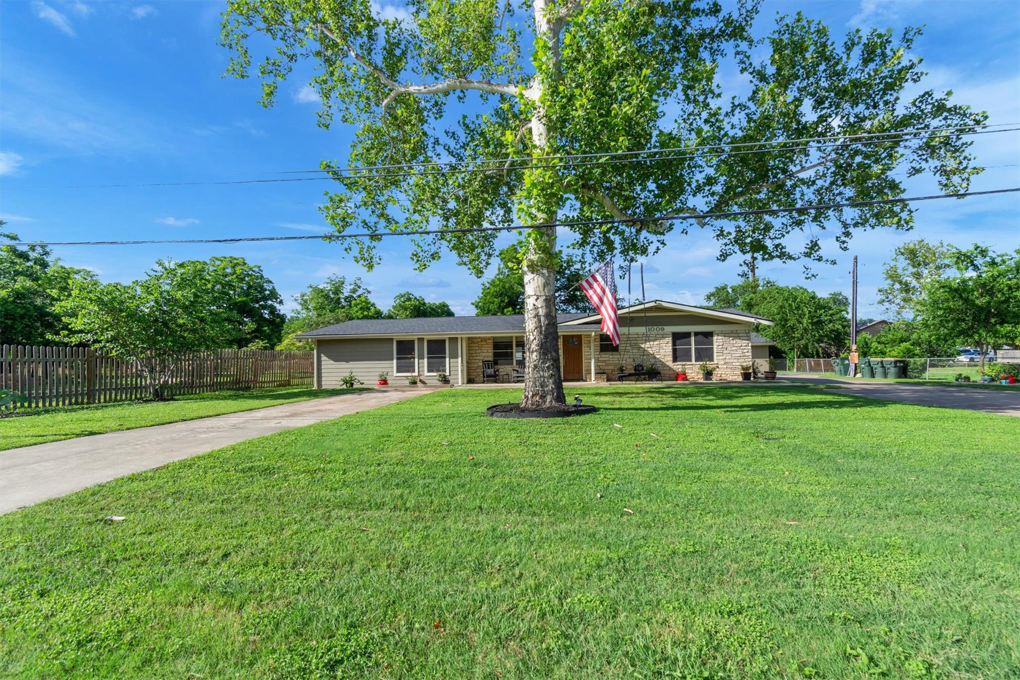 1009 Crepe Myrtle Dr Property Photo 2