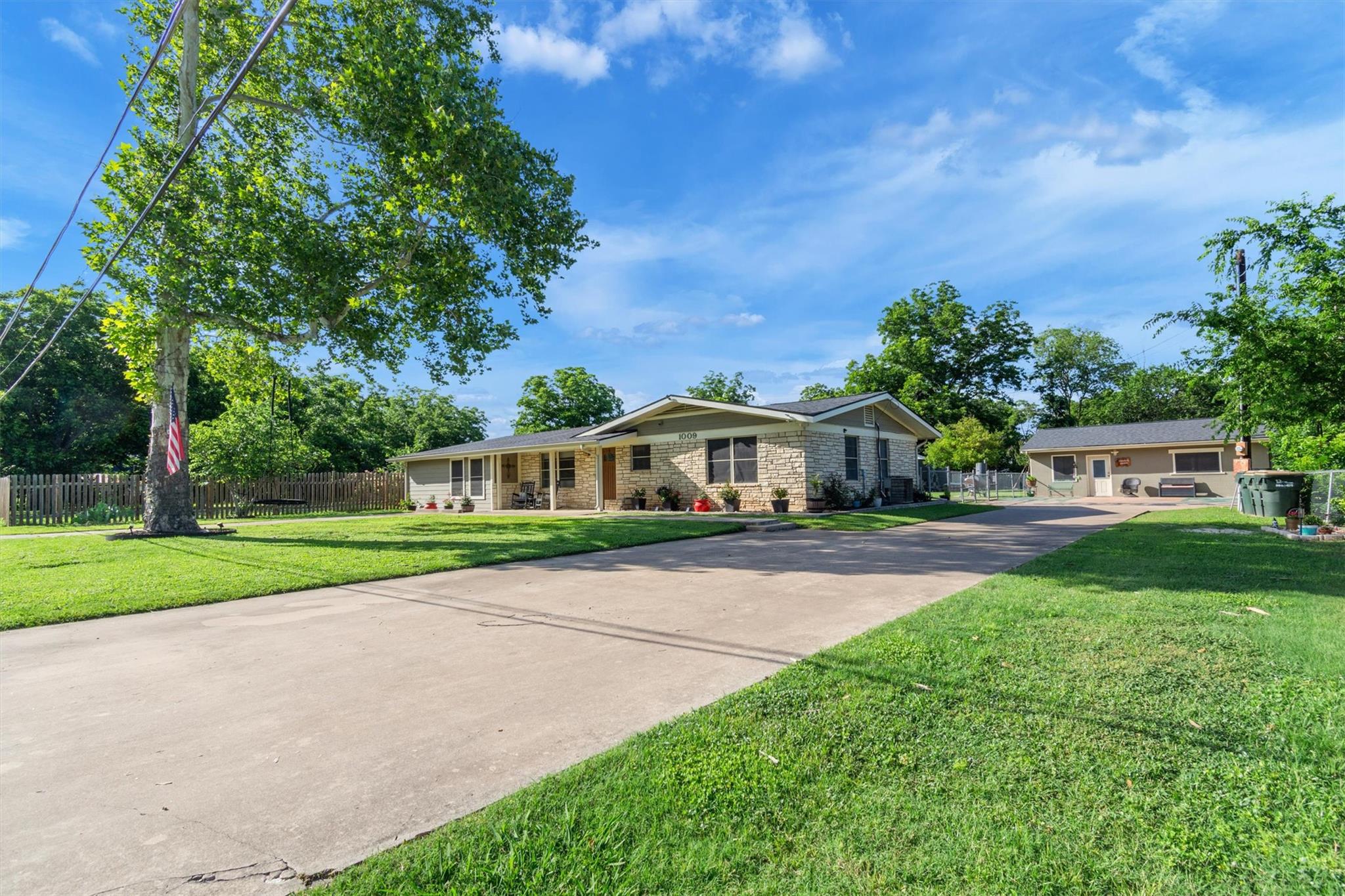 1009 Crepe Myrtle Dr Property Photo 3