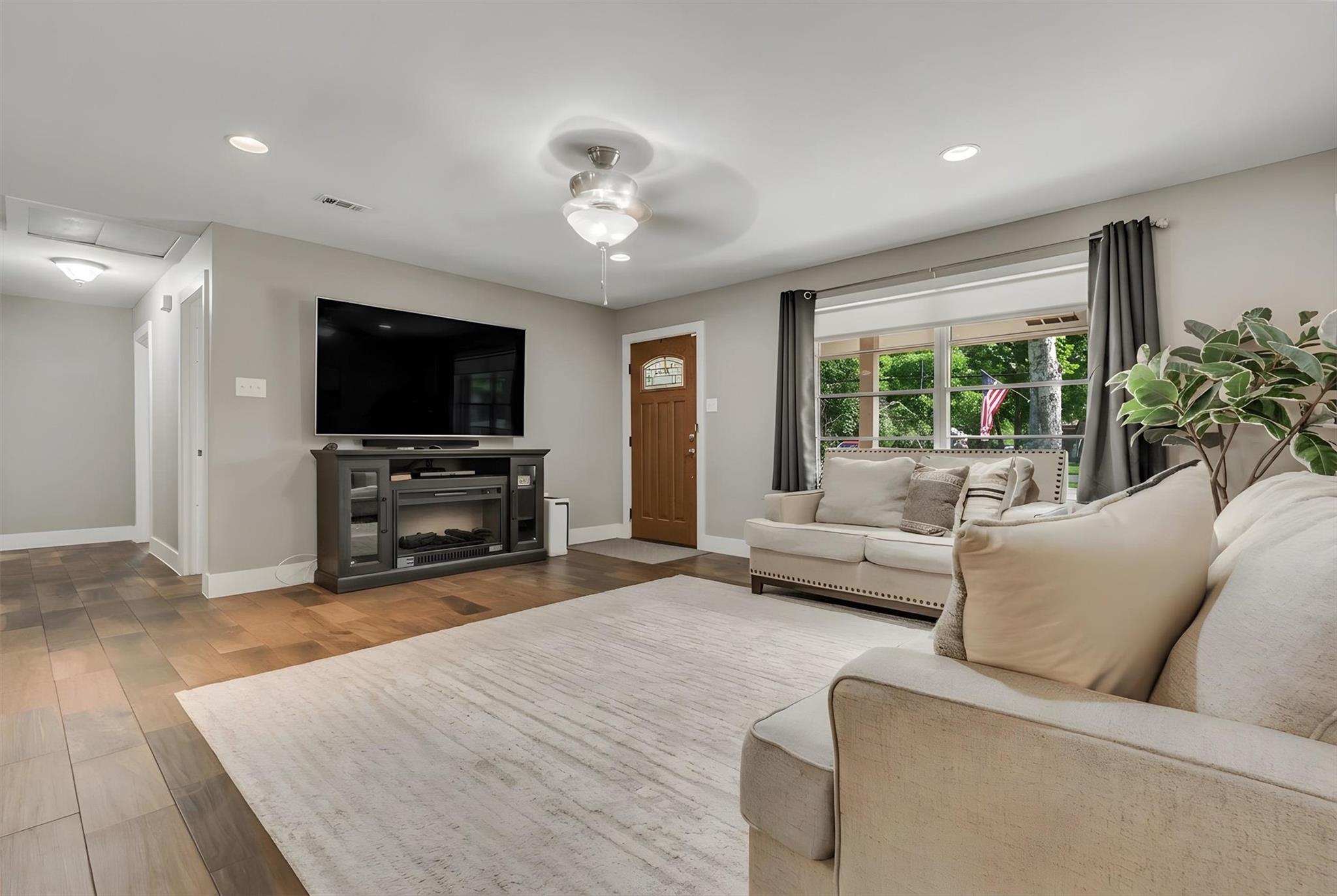 1009 Crepe Myrtle Dr Property Photo 4