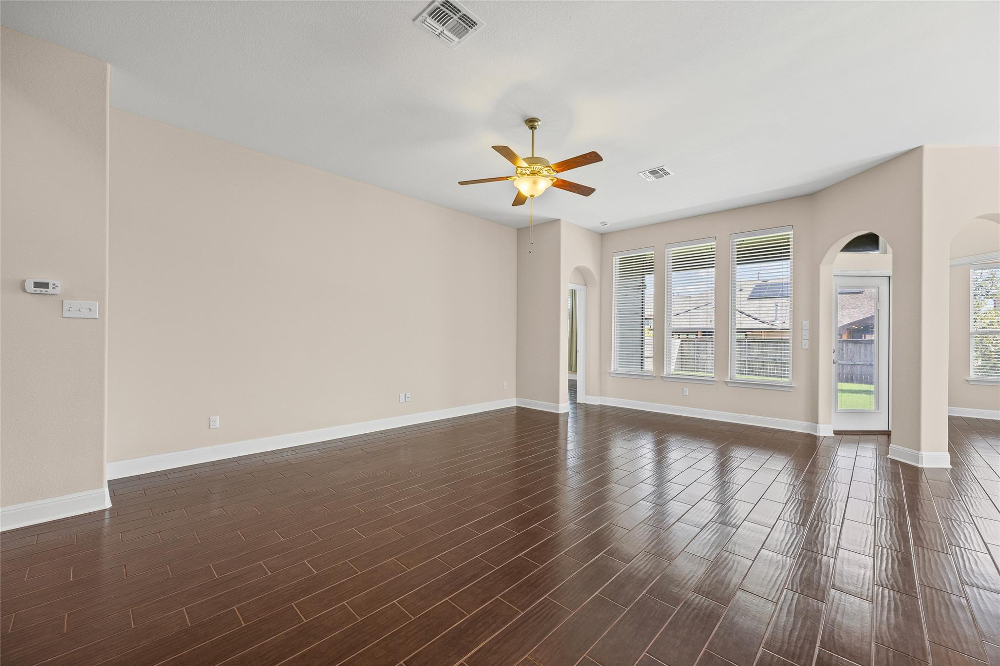 2364370 Property Photo 3