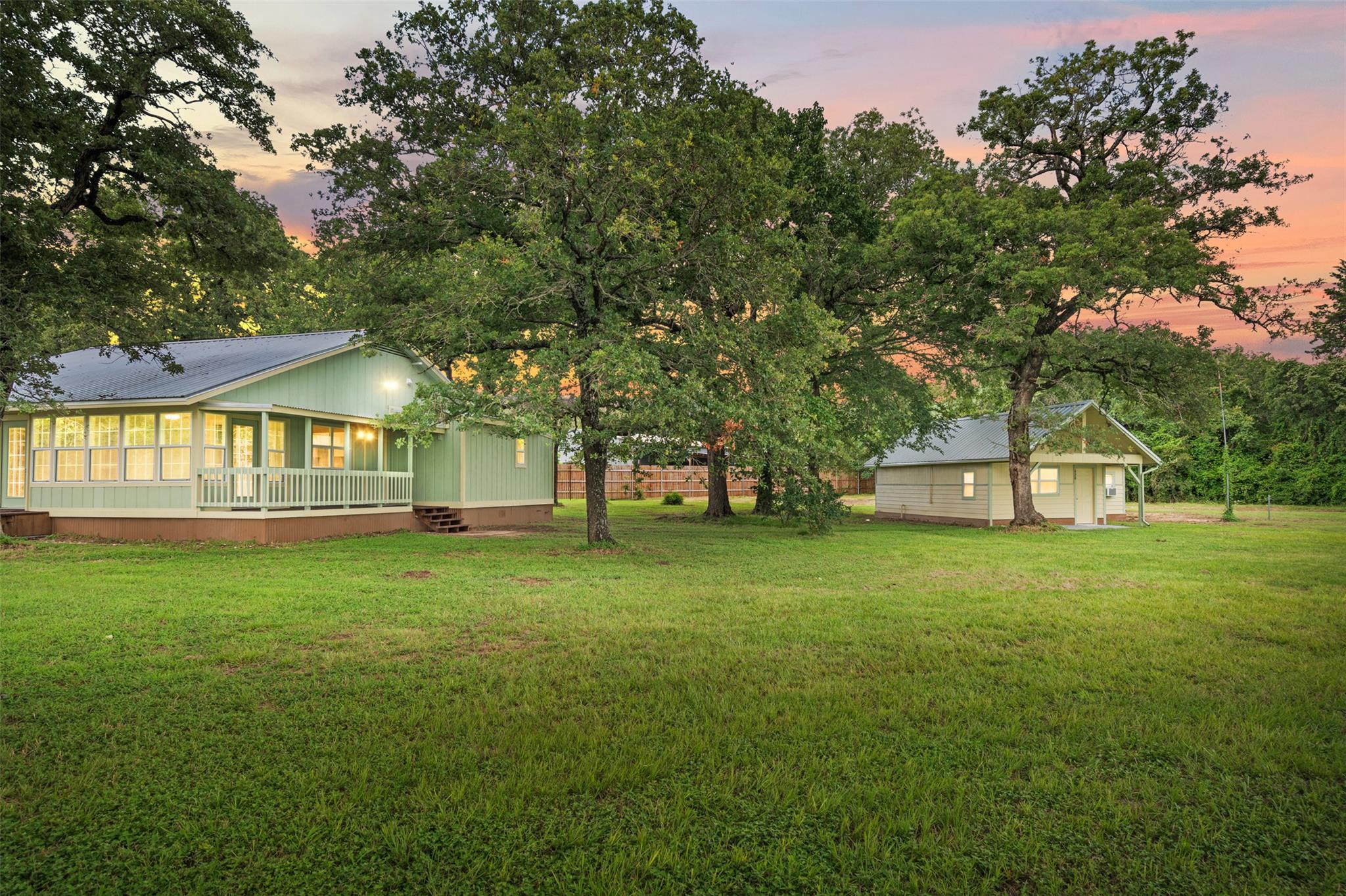 940 Perry Ln Property Photo