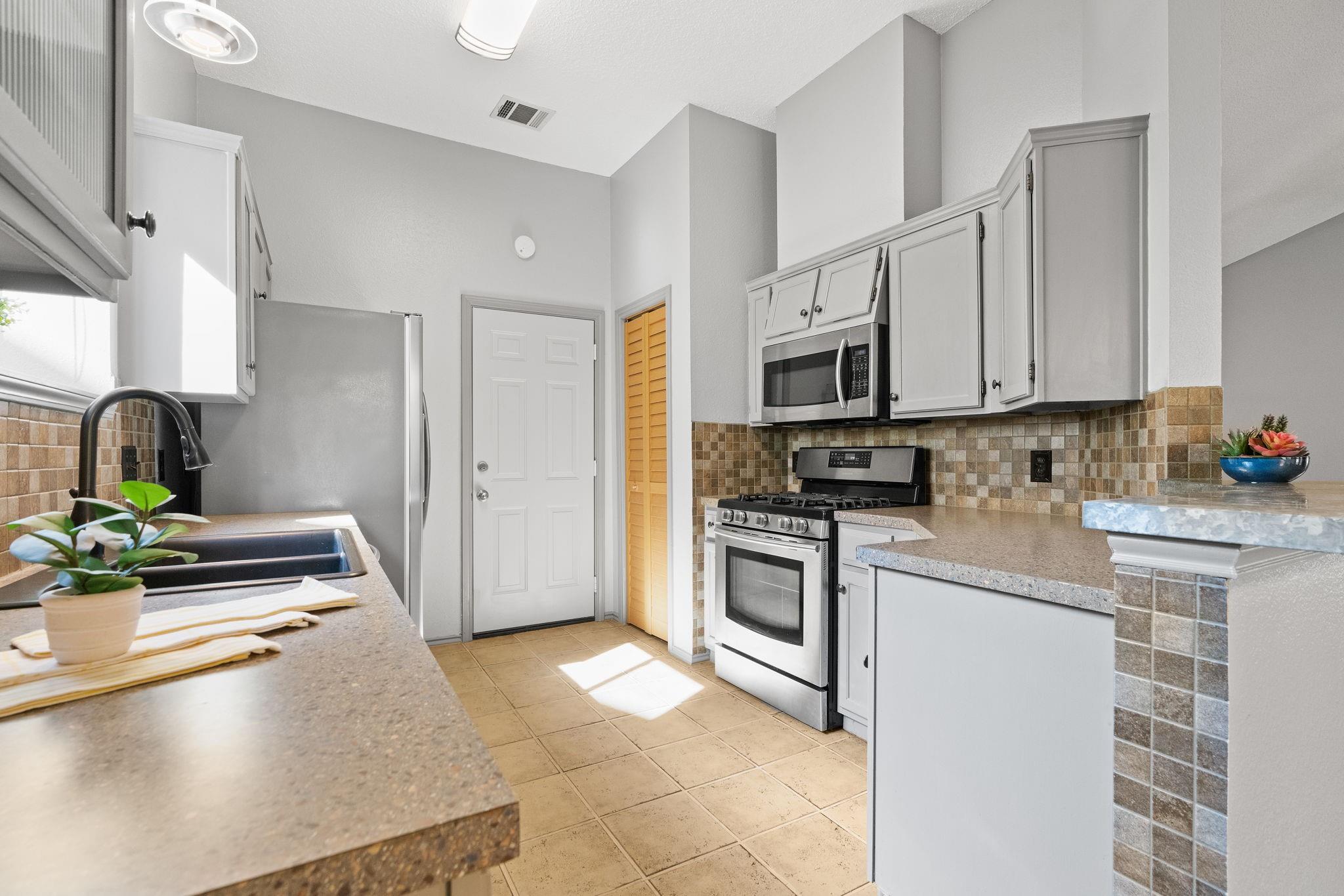 14715 Great Willow Dr Property Photo 10
