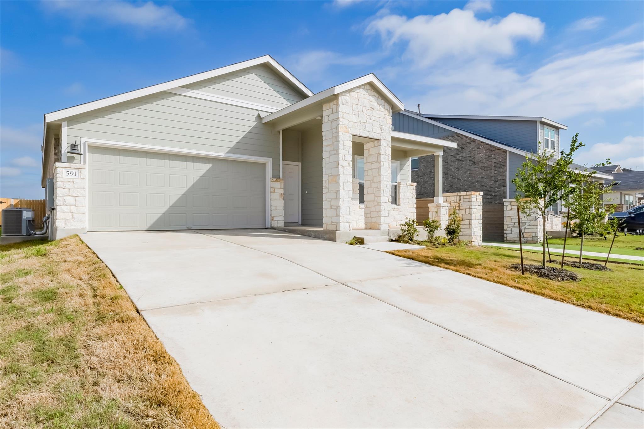 591 Avre Loop Property Photo 3