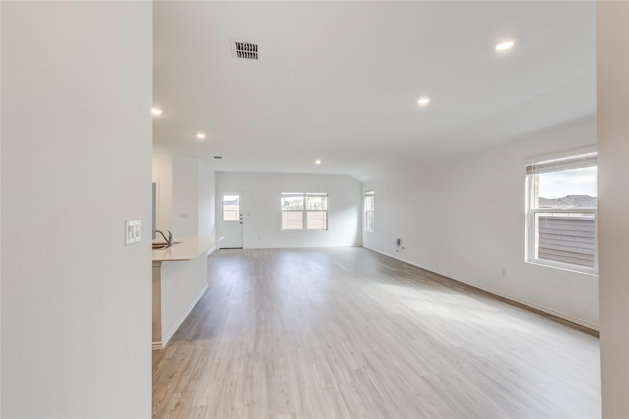 591 Avre Loop Property Photo 6