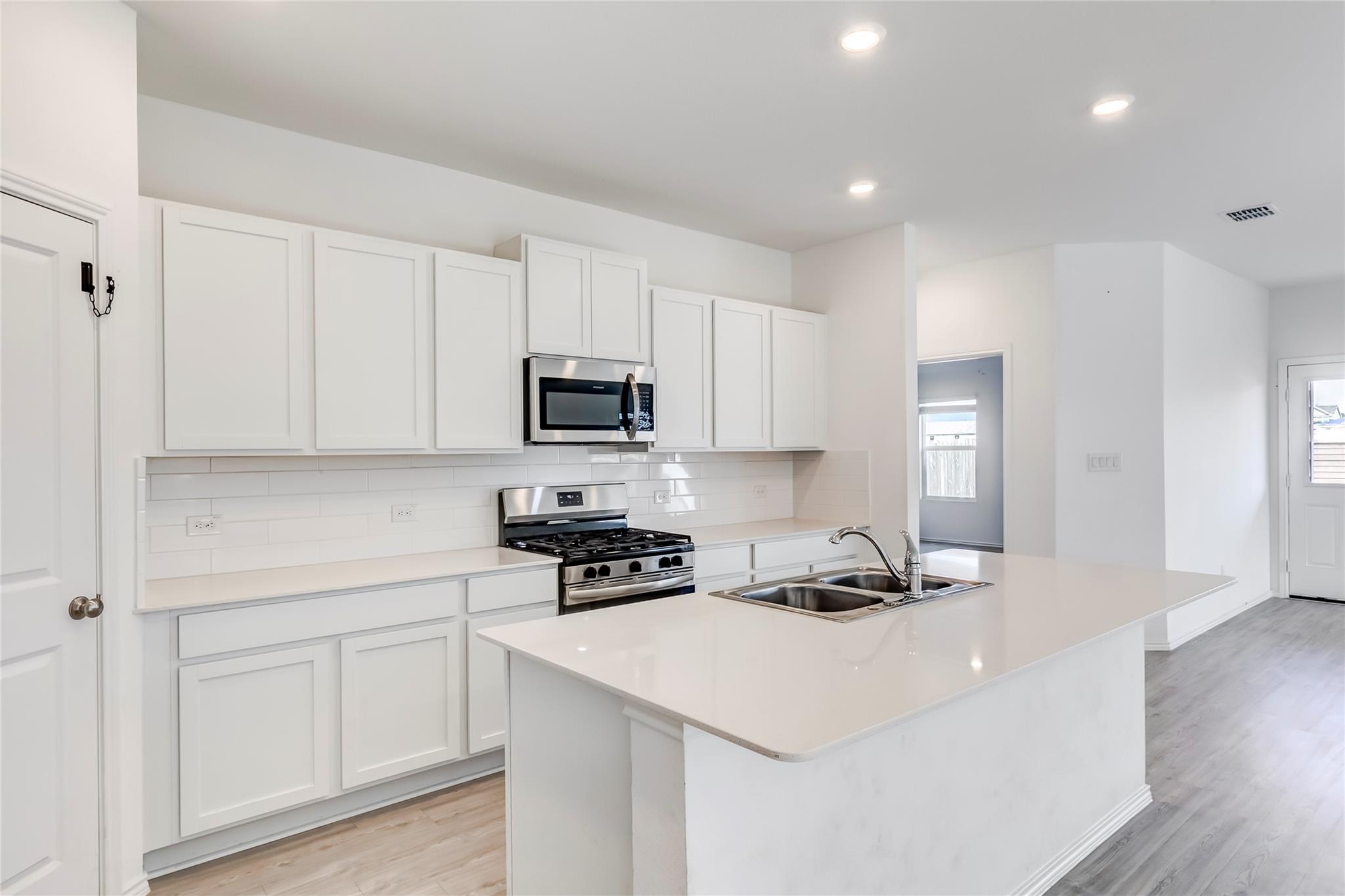 591 Avre Loop Property Photo 12