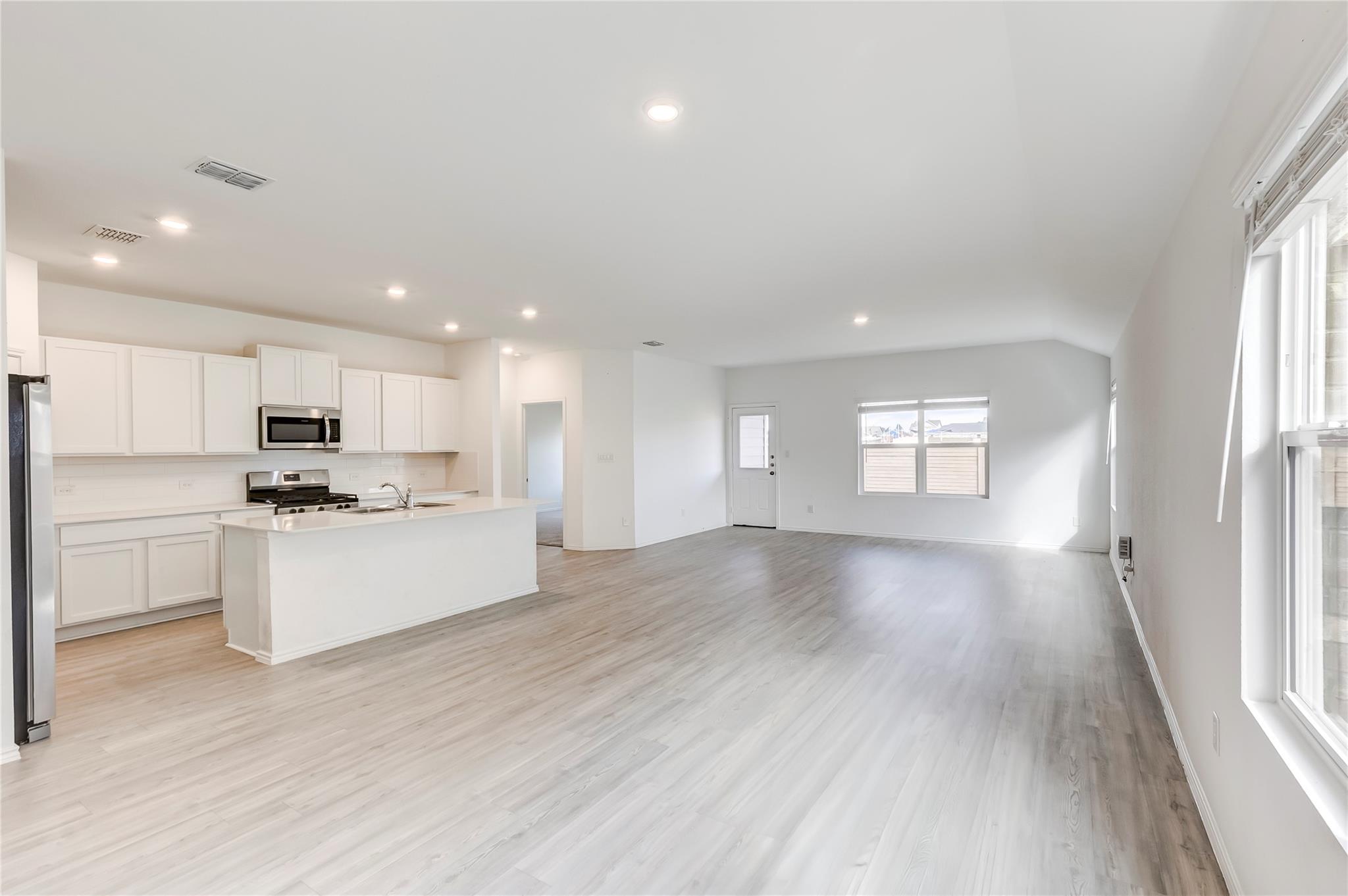 591 Avre Loop Property Photo 16