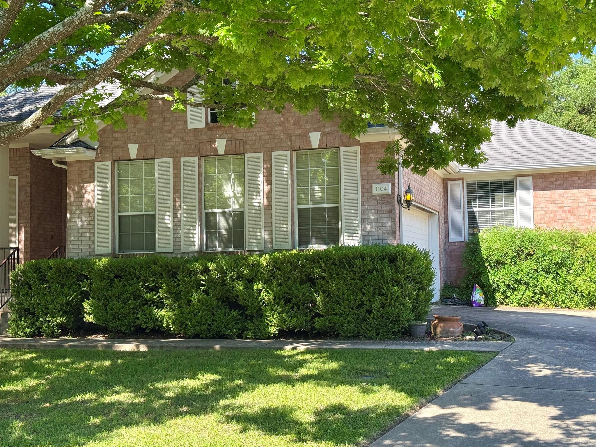 1104 Vanderbilt Cir Property Photo