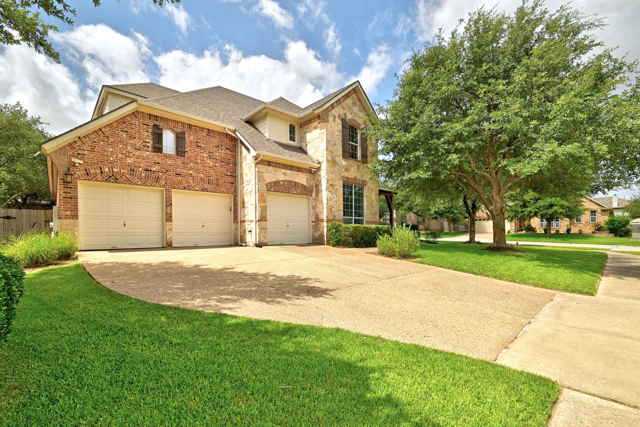 1385 Pine Forest Cir Property Photo 3