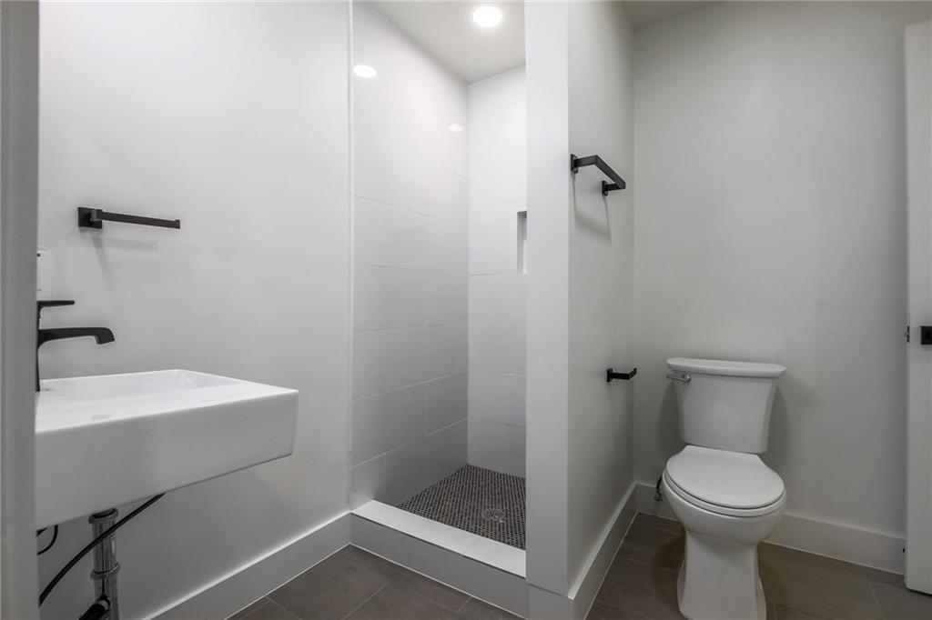 511 E 50th St #a Property Photo 20