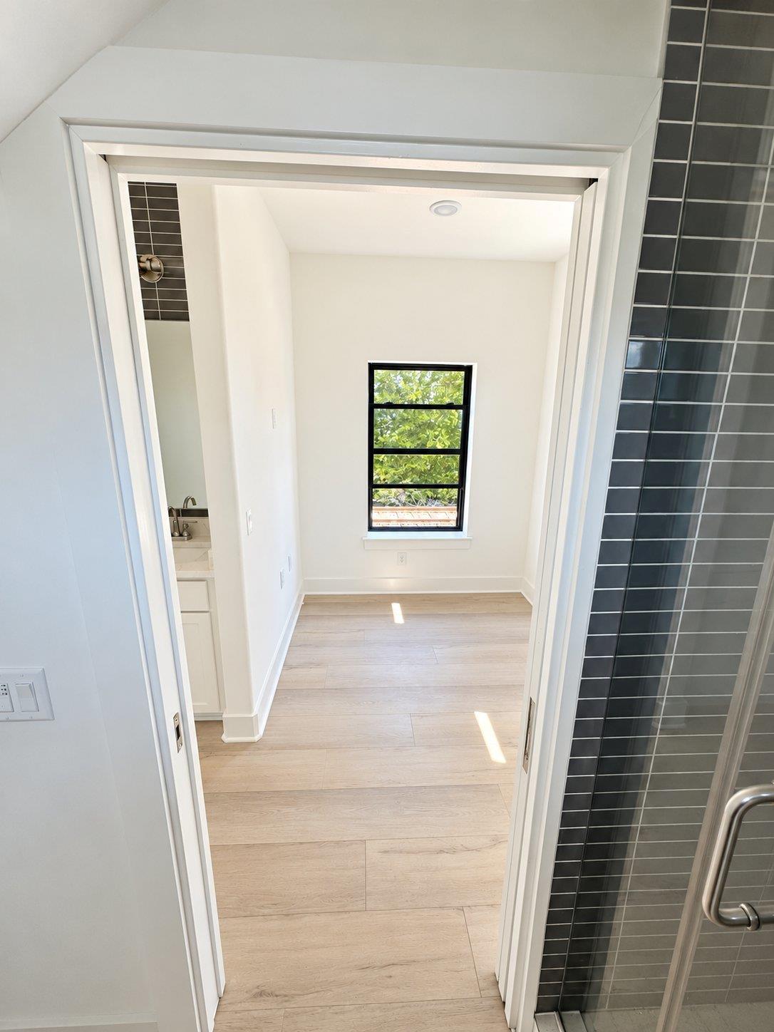 605 E 55th St #4 Property Photo 8