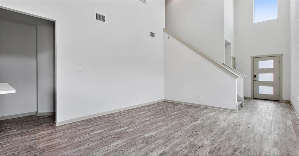 128 New Hampton Way Property Photo 3