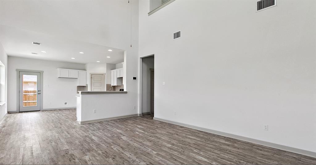 128 New Hampton Way Property Photo 5