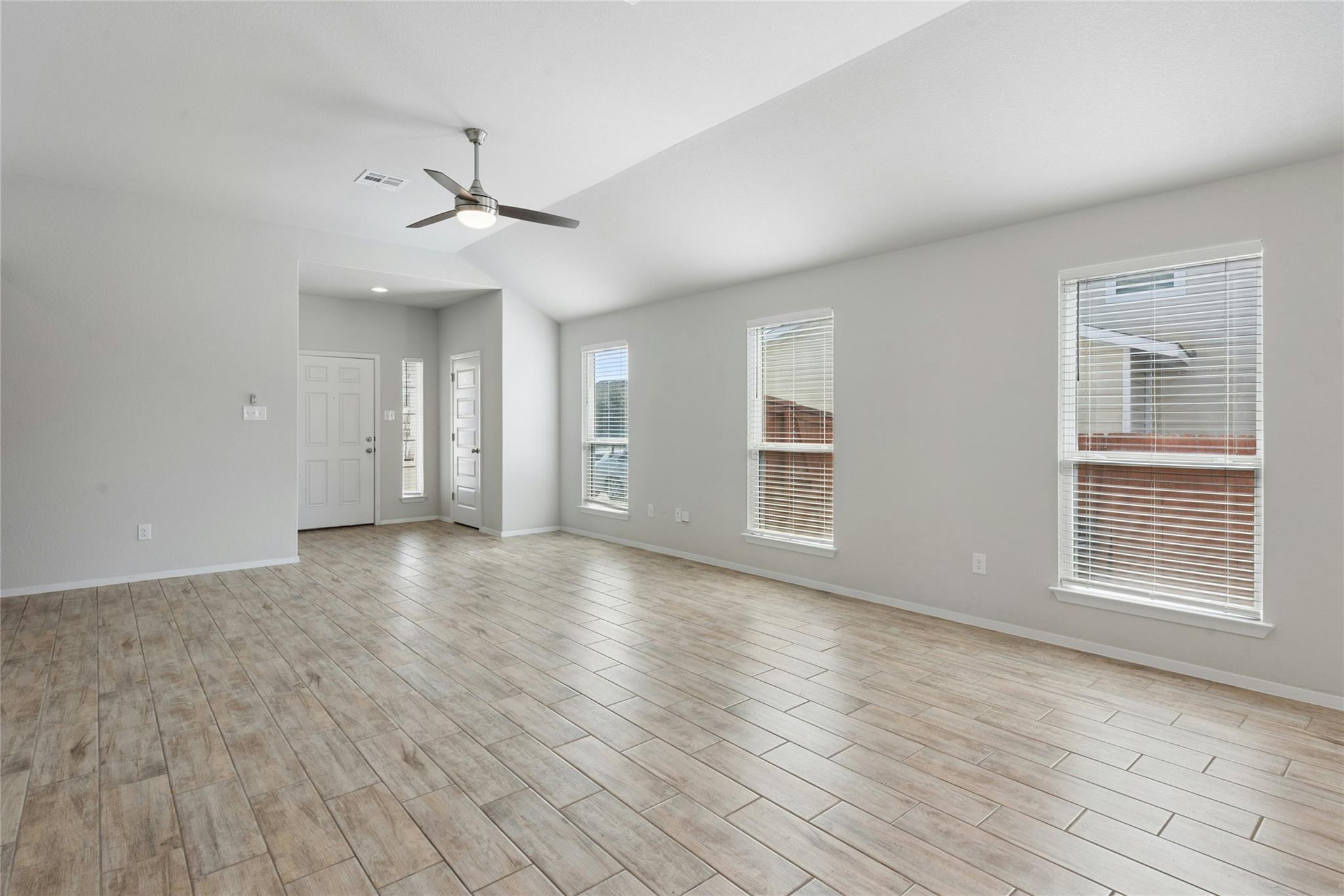 120 Lyndon Dr Property Photo 4
