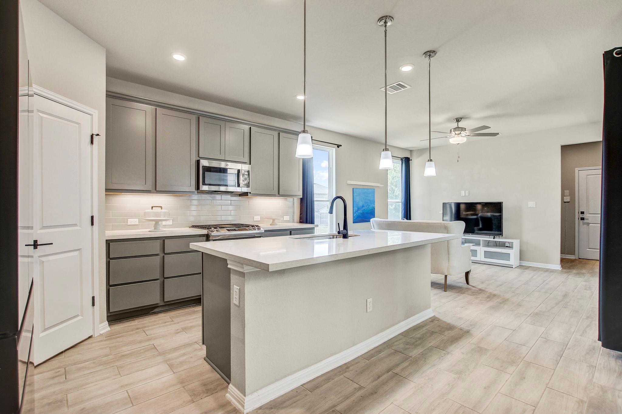 1624 Coral Sunrise Trl Property Photo 7