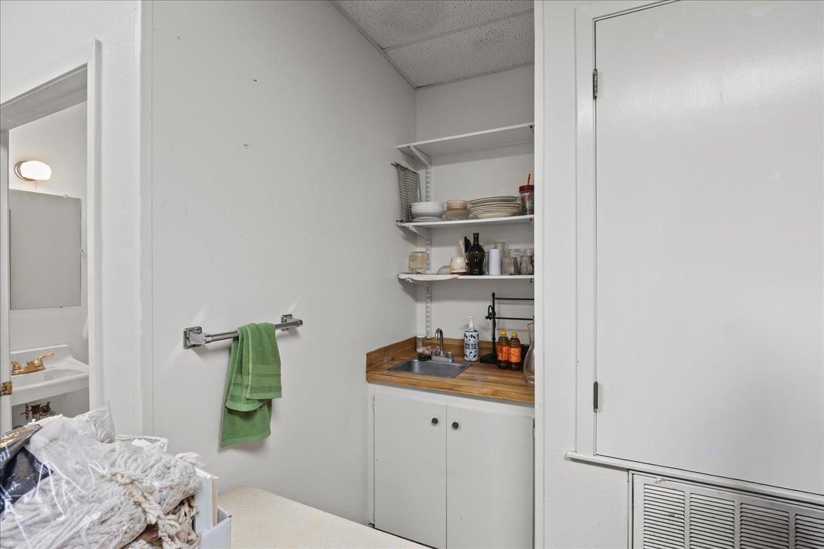 523 E Davis St E #523 Property Photo 13