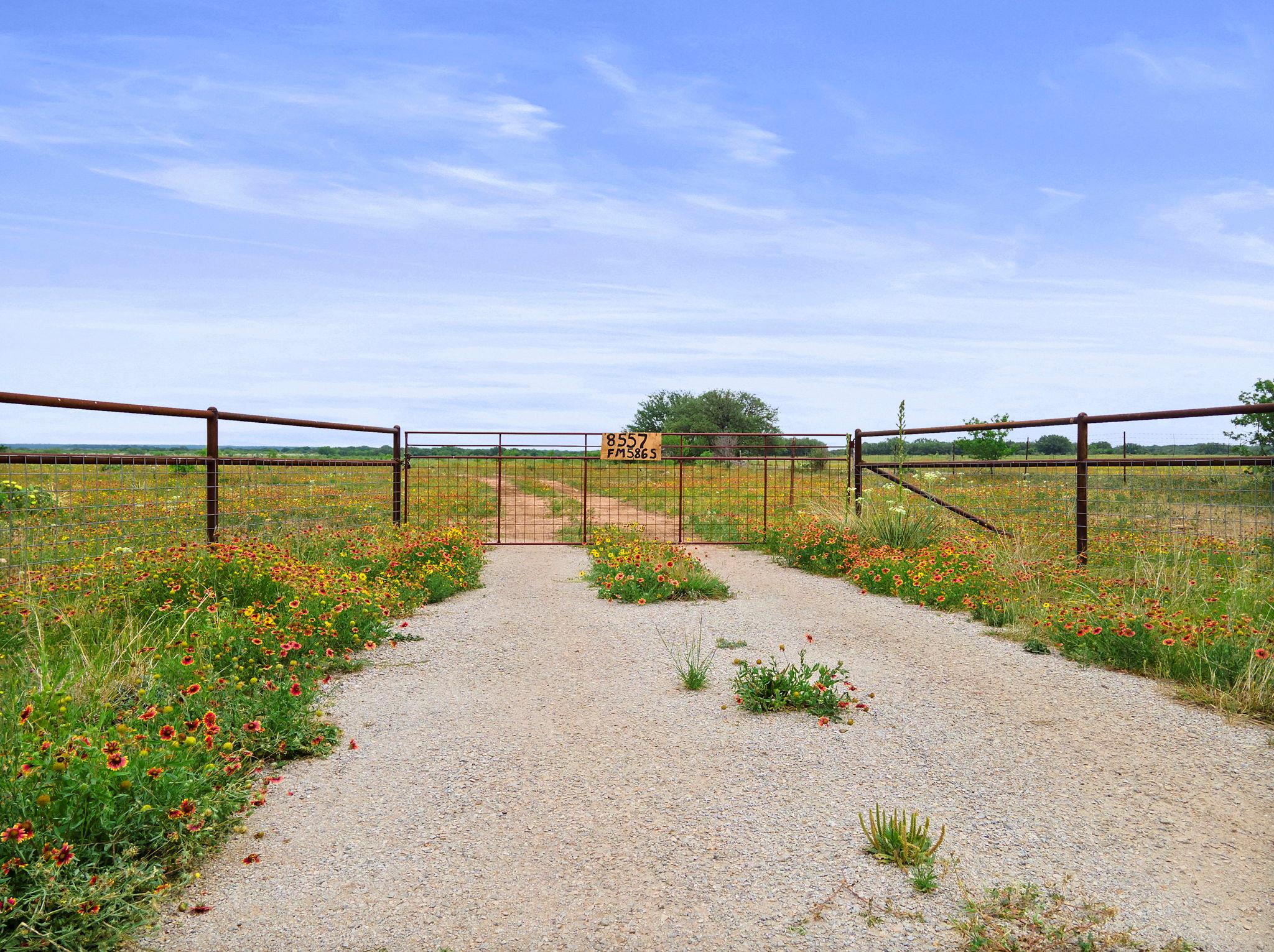 8557 Fm-586 Property Photo 1