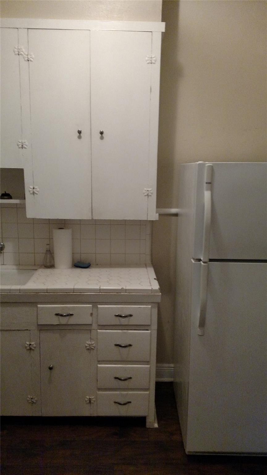 218 W 51st St Property Photo 7