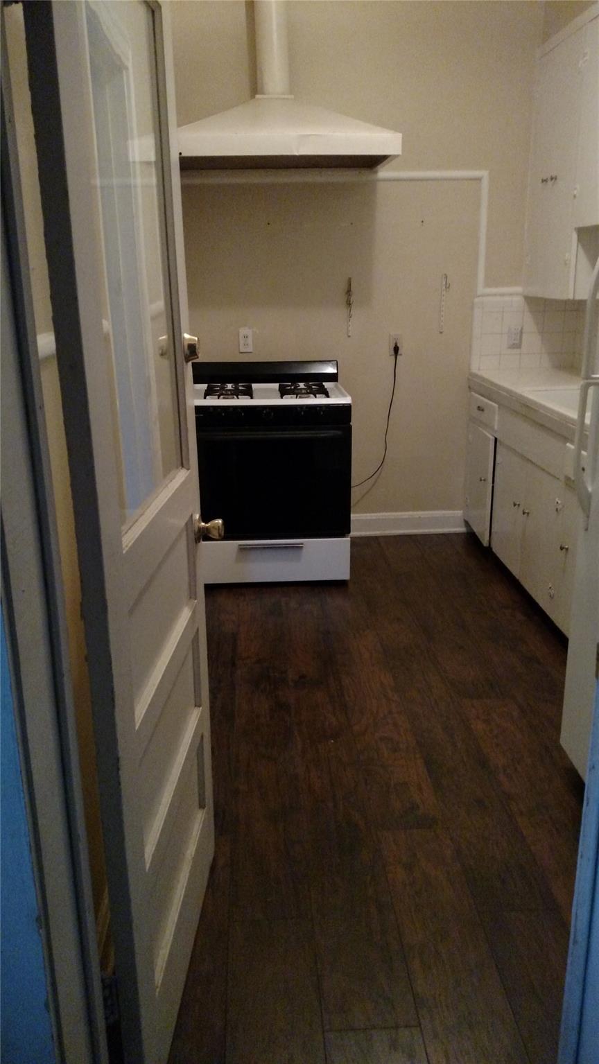 218 W 51st St Property Photo 8