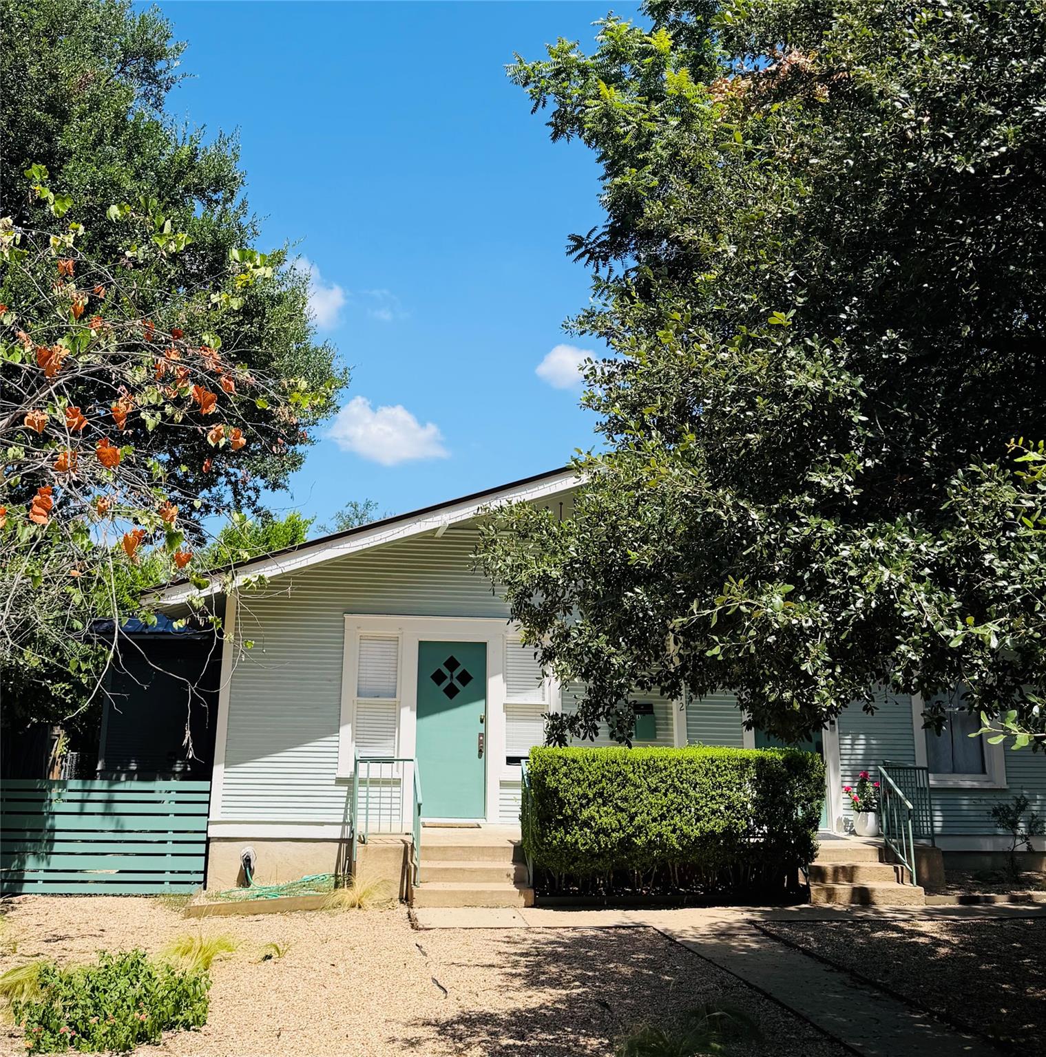 3212 E Oakmont Blvd #b Property Photo 1