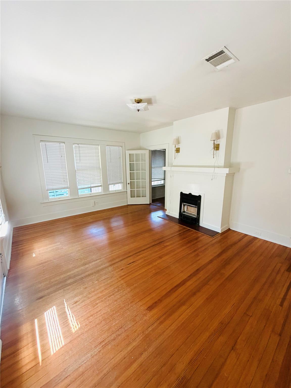 3212 E Oakmont Blvd #b Property Photo 3