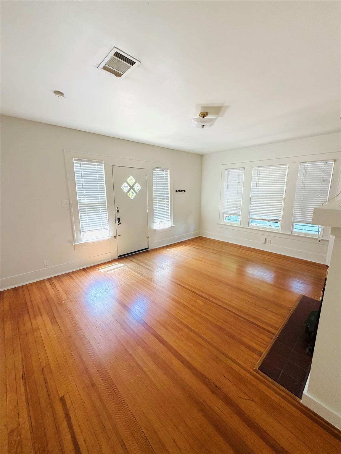 3212 E Oakmont Blvd #b Property Photo 4