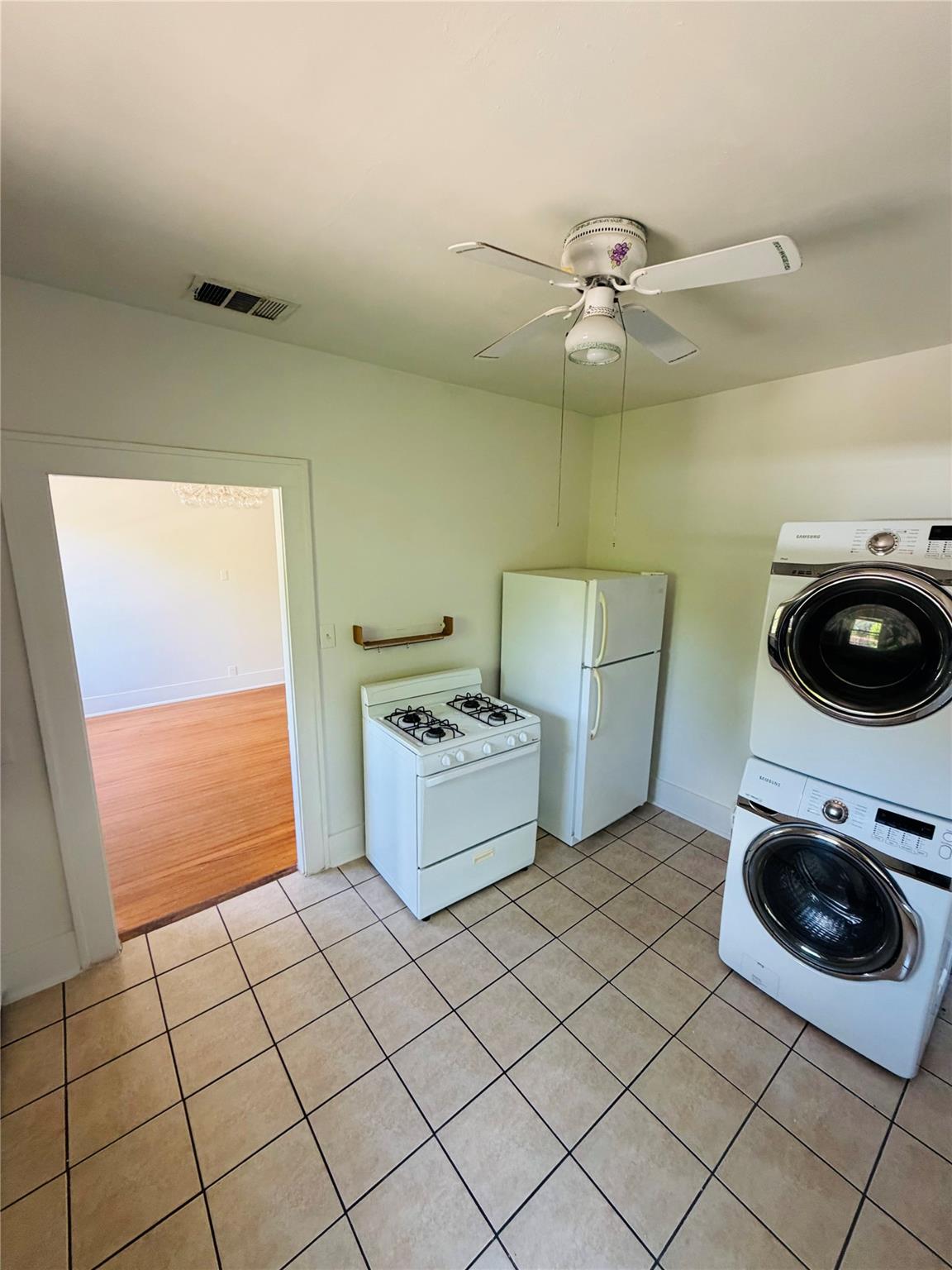 3212 E Oakmont Blvd #b Property Photo 9