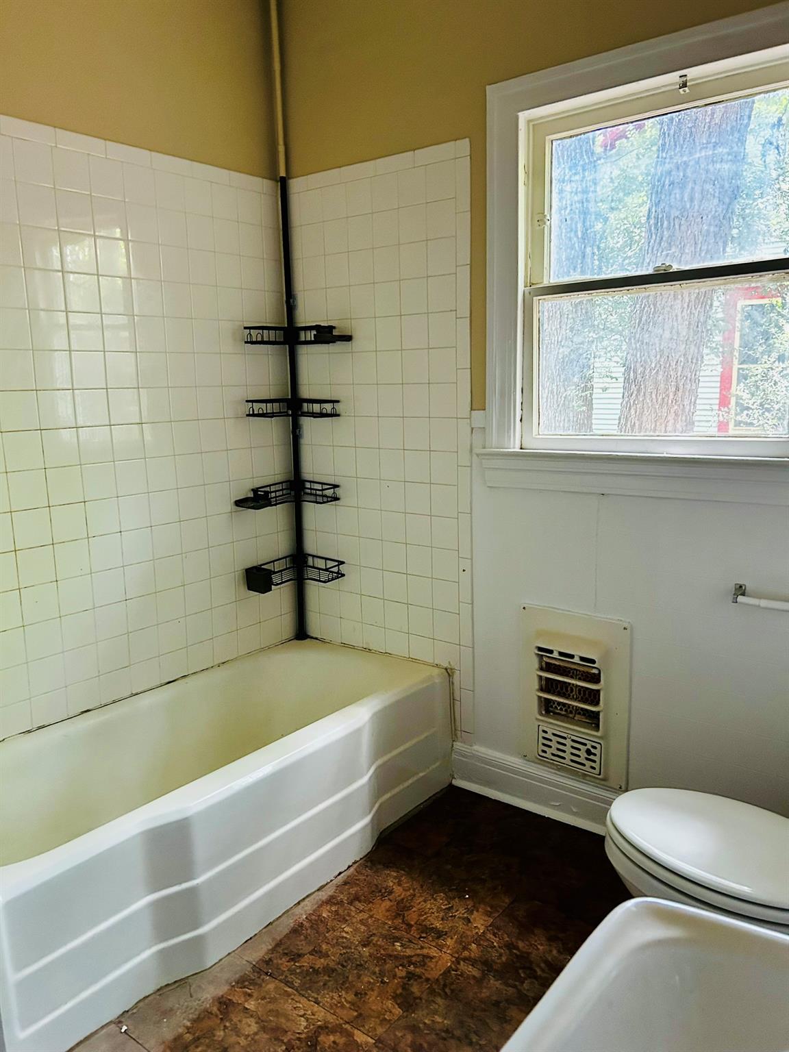 615 W 31st St #a Property Photo 6