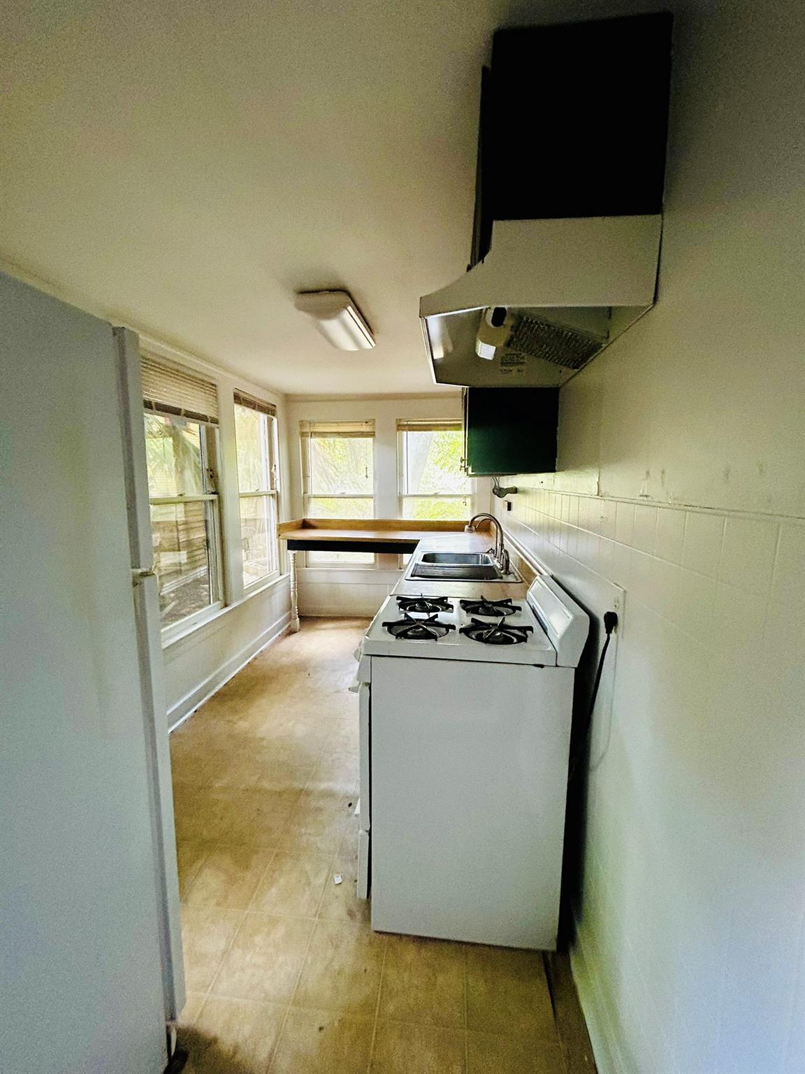 615 W 31st St #a Property Photo 12
