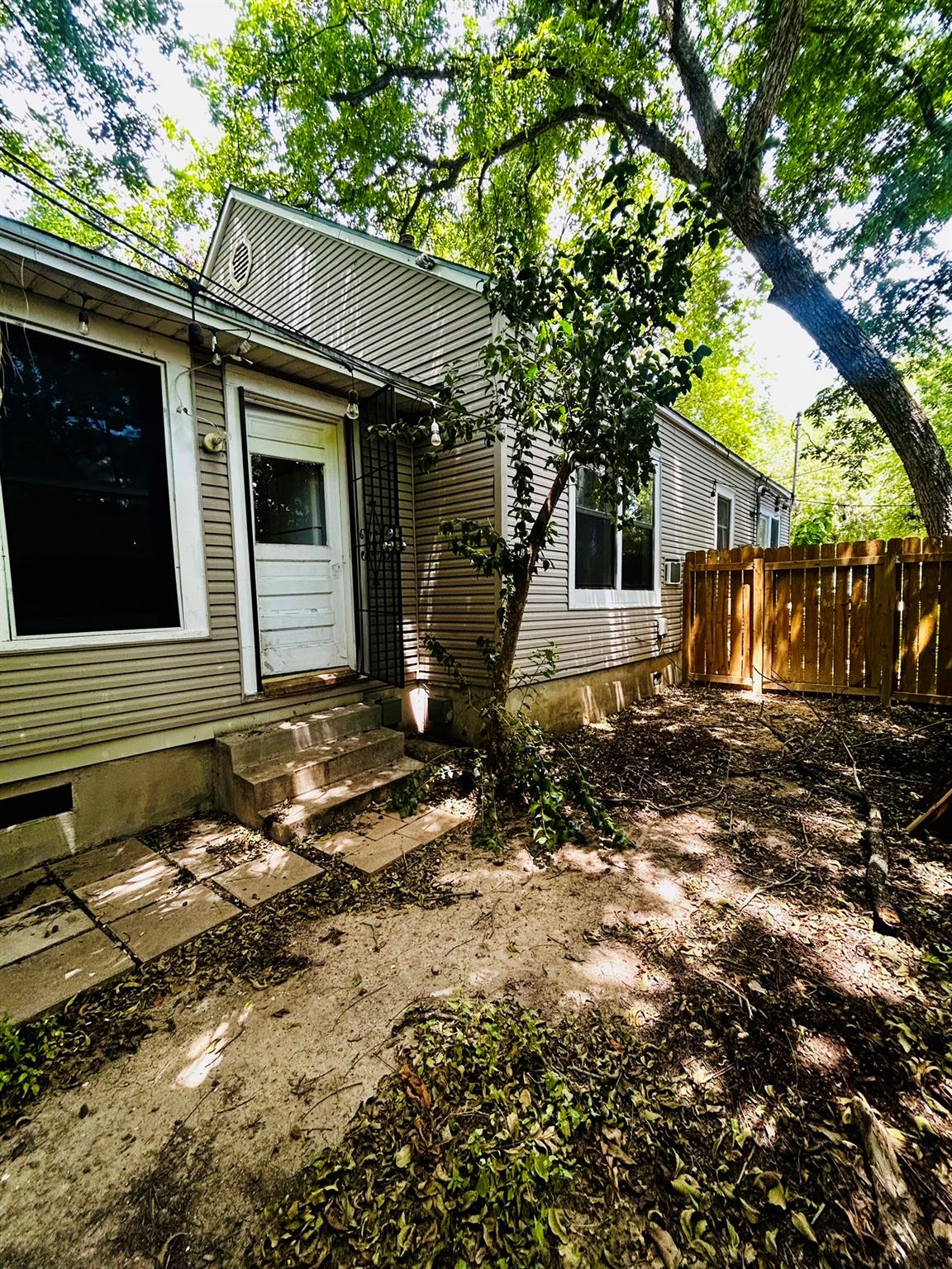 615 W 31st St #a Property Photo 16