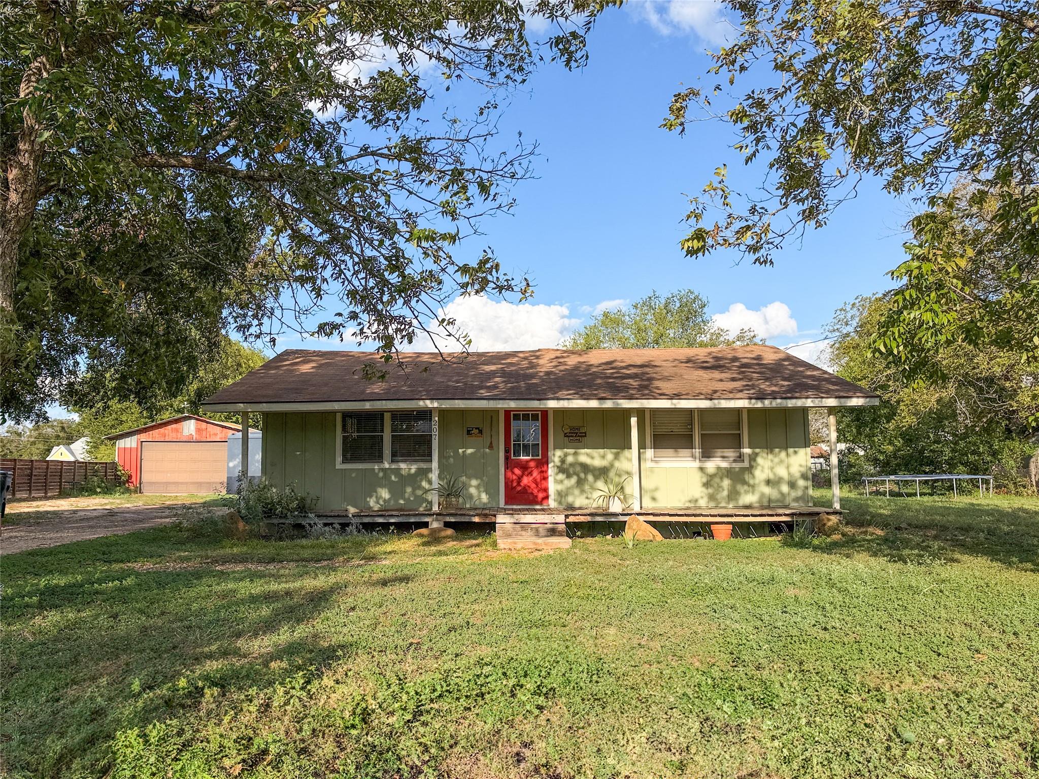 207 Crockett St Property Photo 1