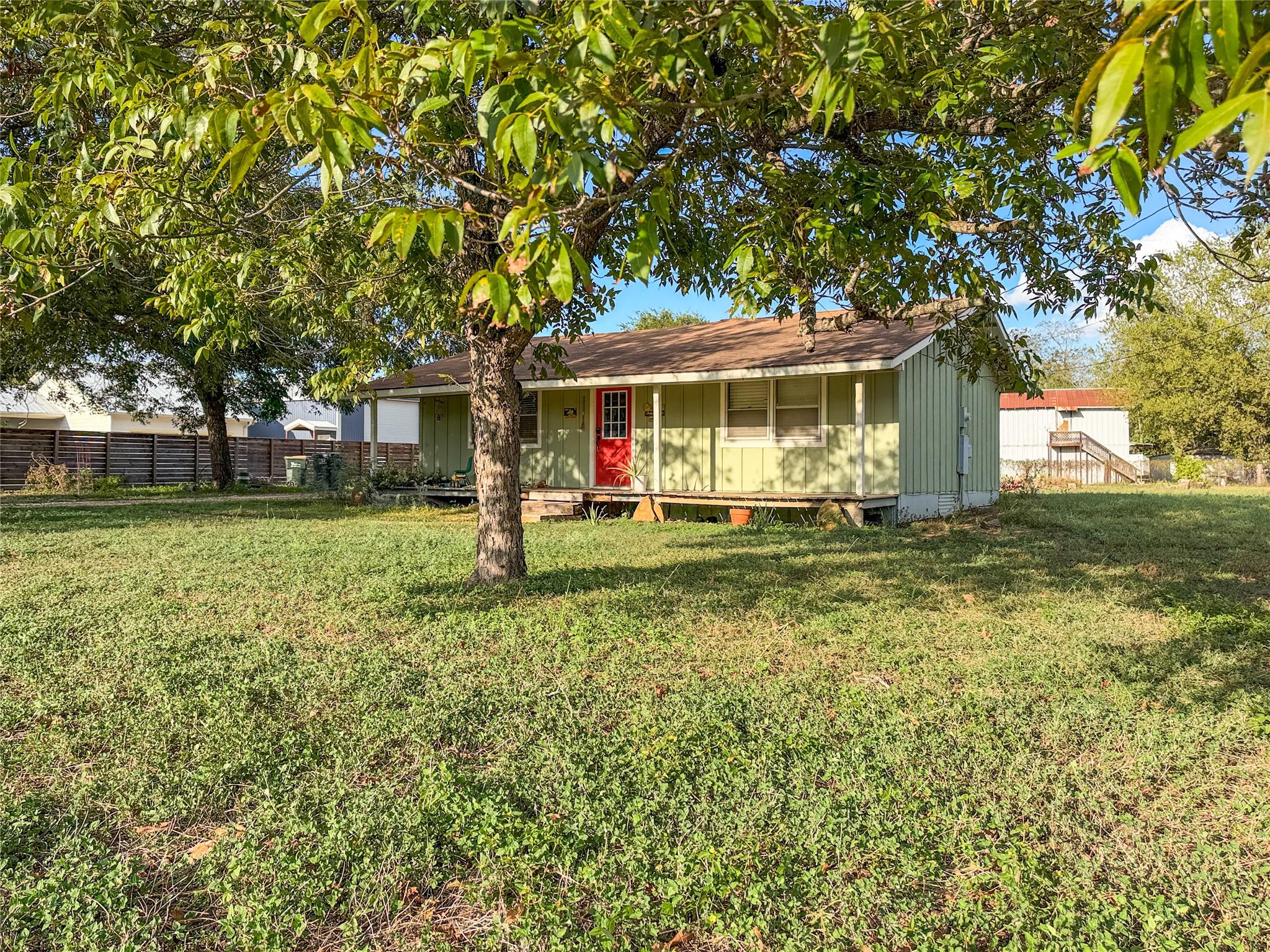 207 Crockett St Property Photo 2