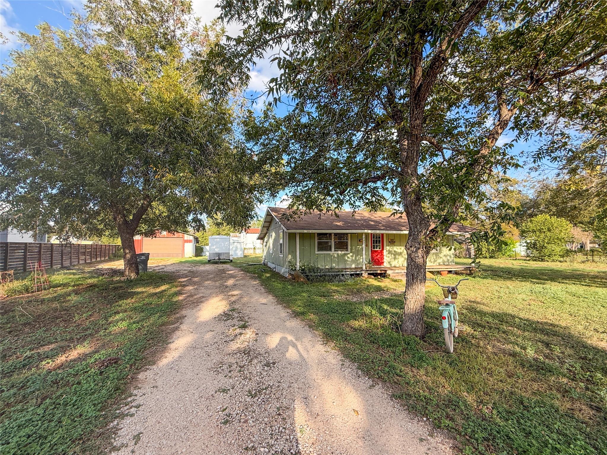 207 Crockett St Property Photo 3