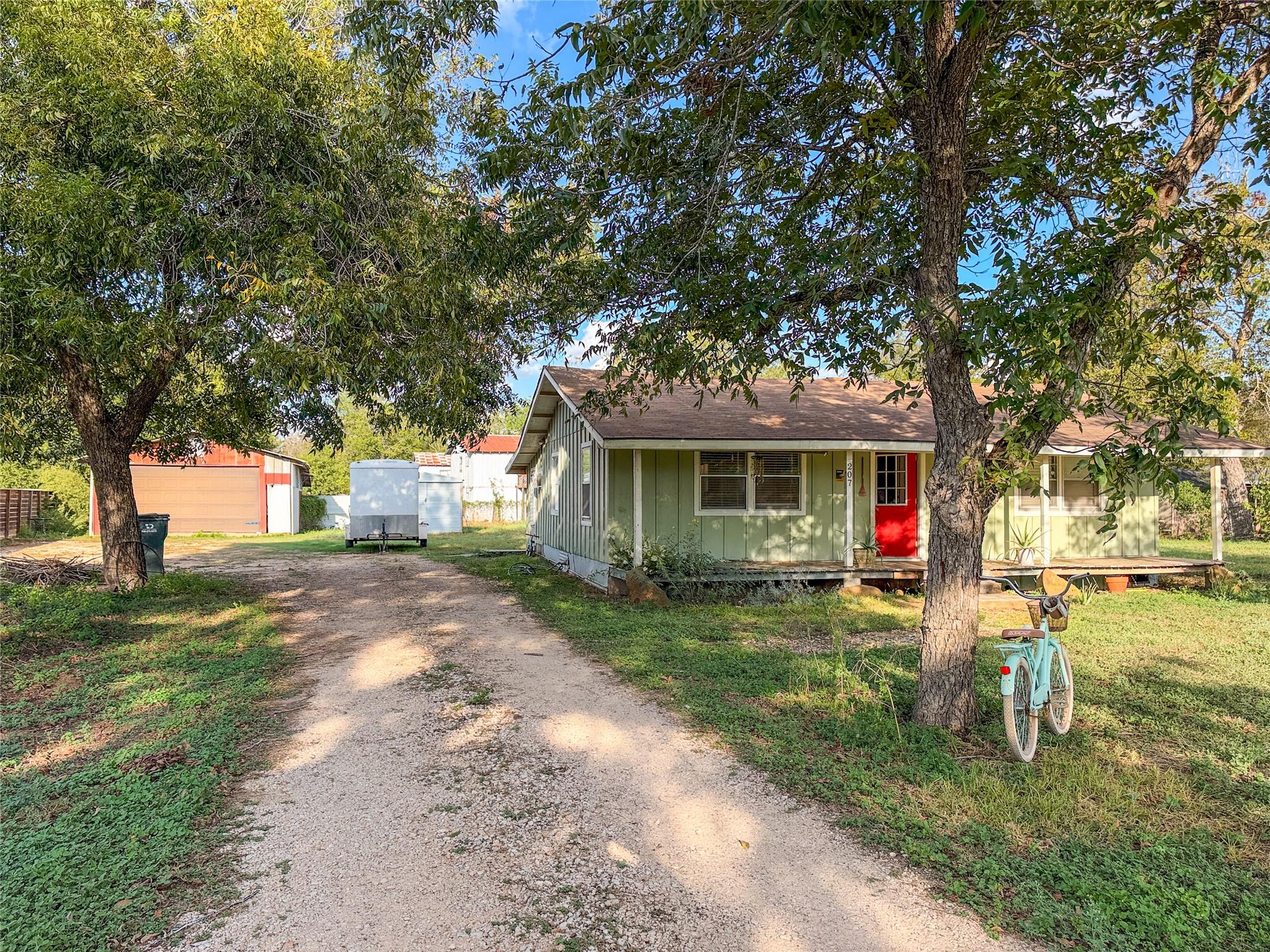 207 Crockett St Property Photo 4