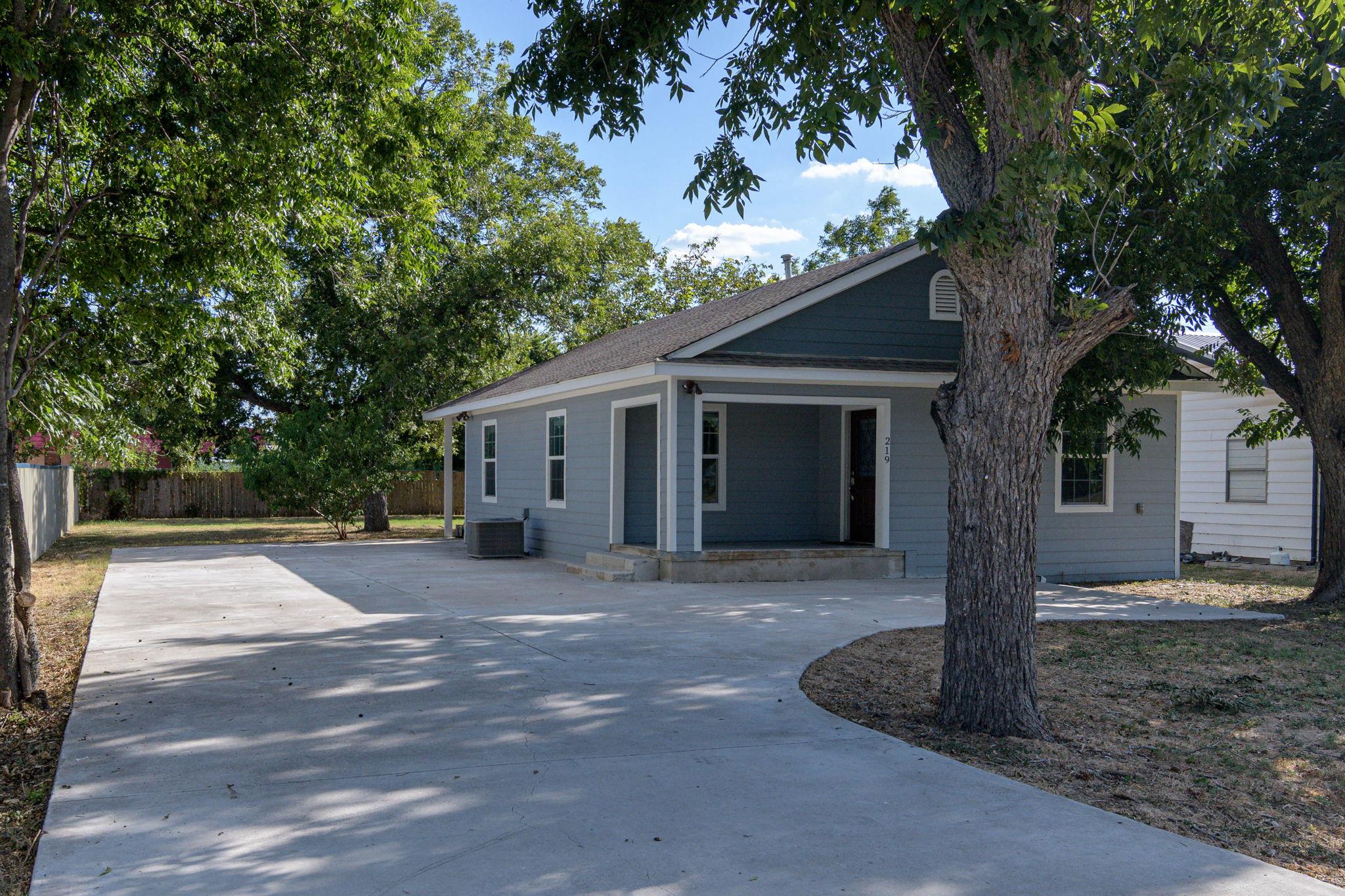 219 E Davilla St Property Photo 1