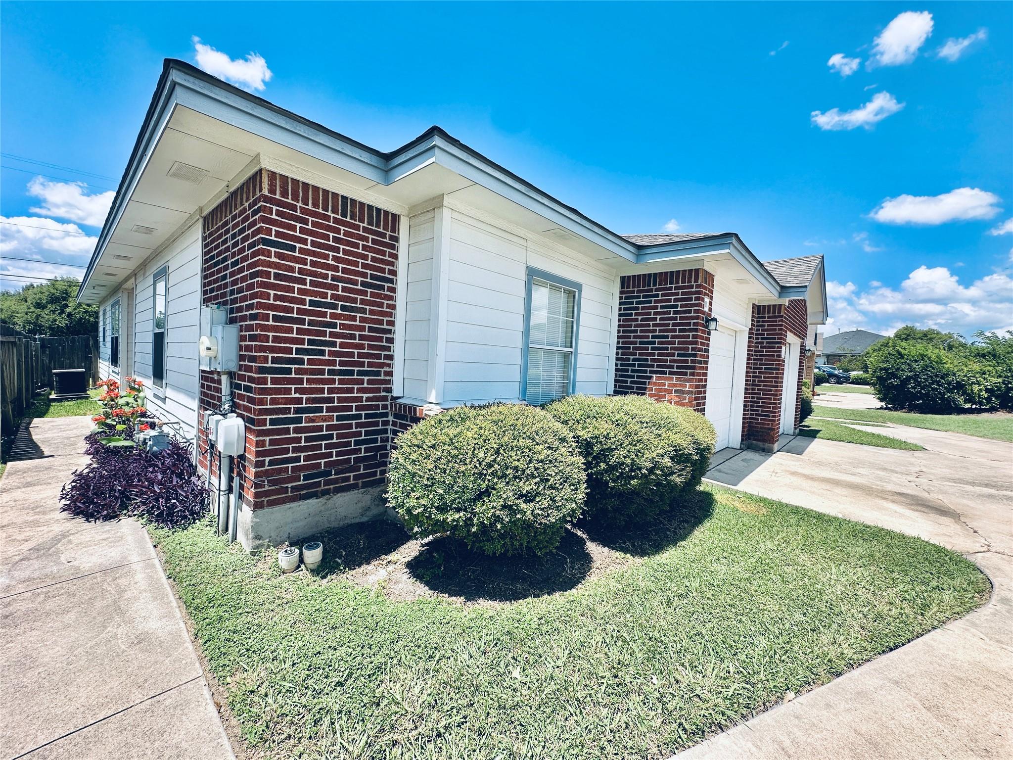 2873 Southampton Way #B Property Photo 1