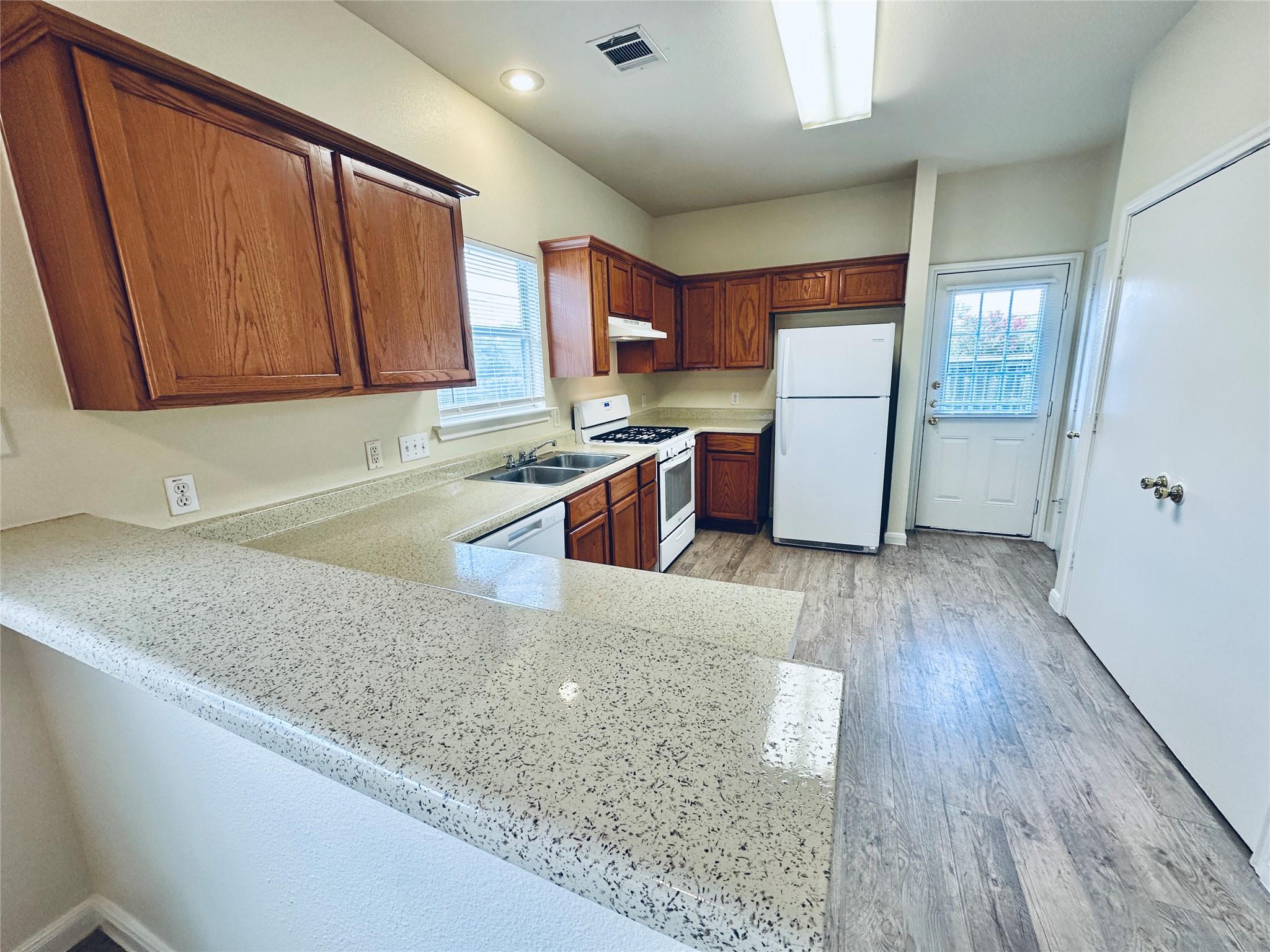 2873 Southampton Way #b Property Photo 7