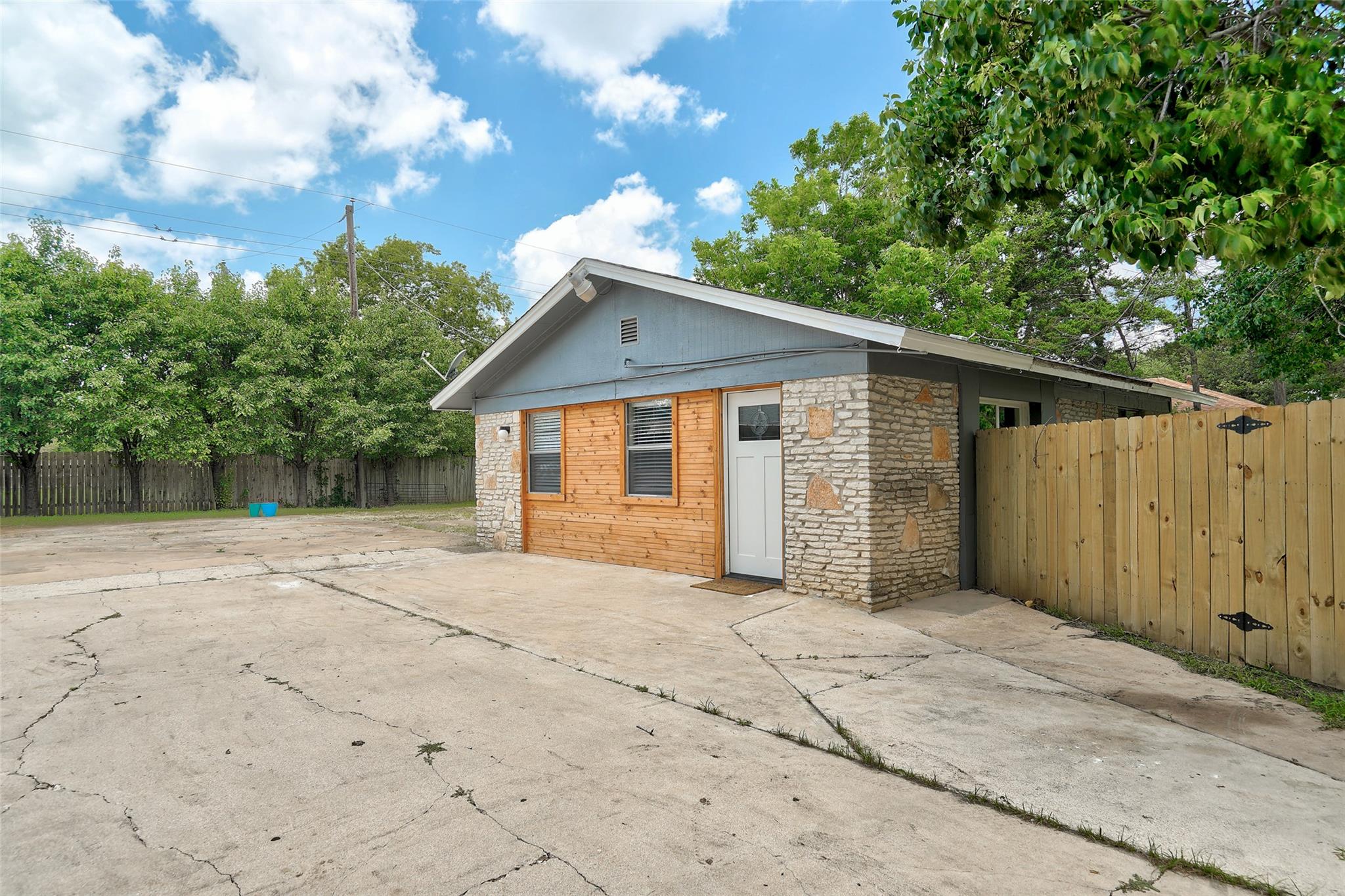 1806 Dixie Ln Property Photo 2