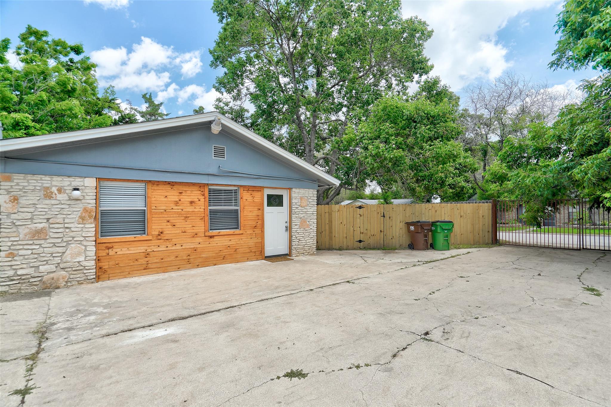 1806 Dixie Ln Property Photo 3
