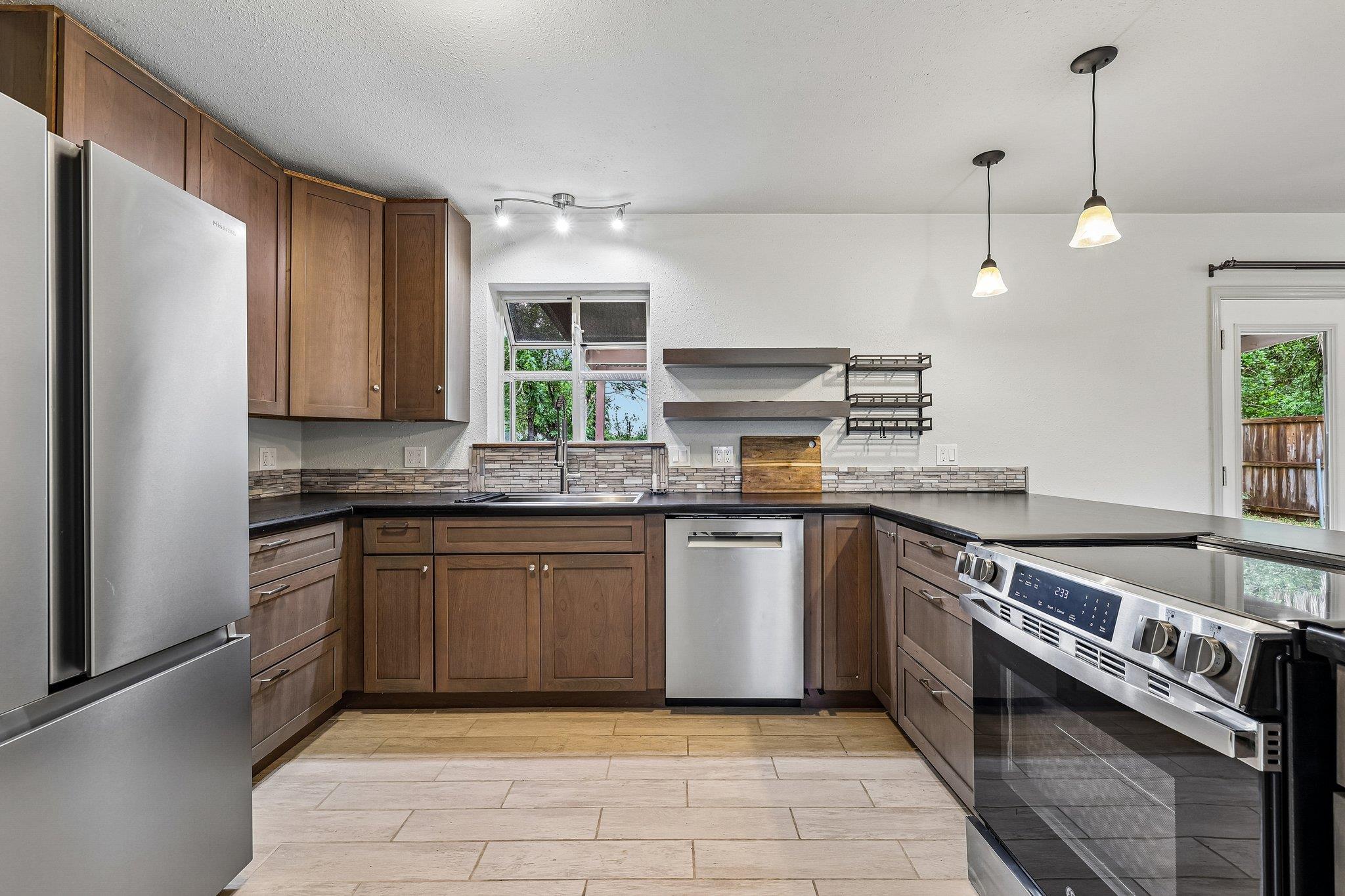 410 Magnolia St Property Photo 9