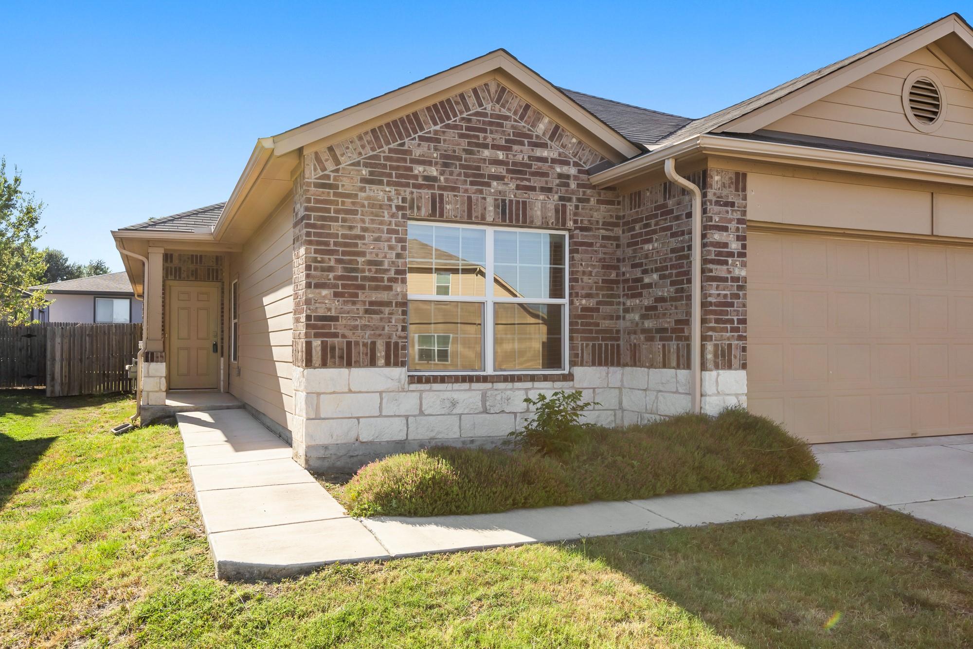 365 Cibolo Creek Dr Property Photo 3