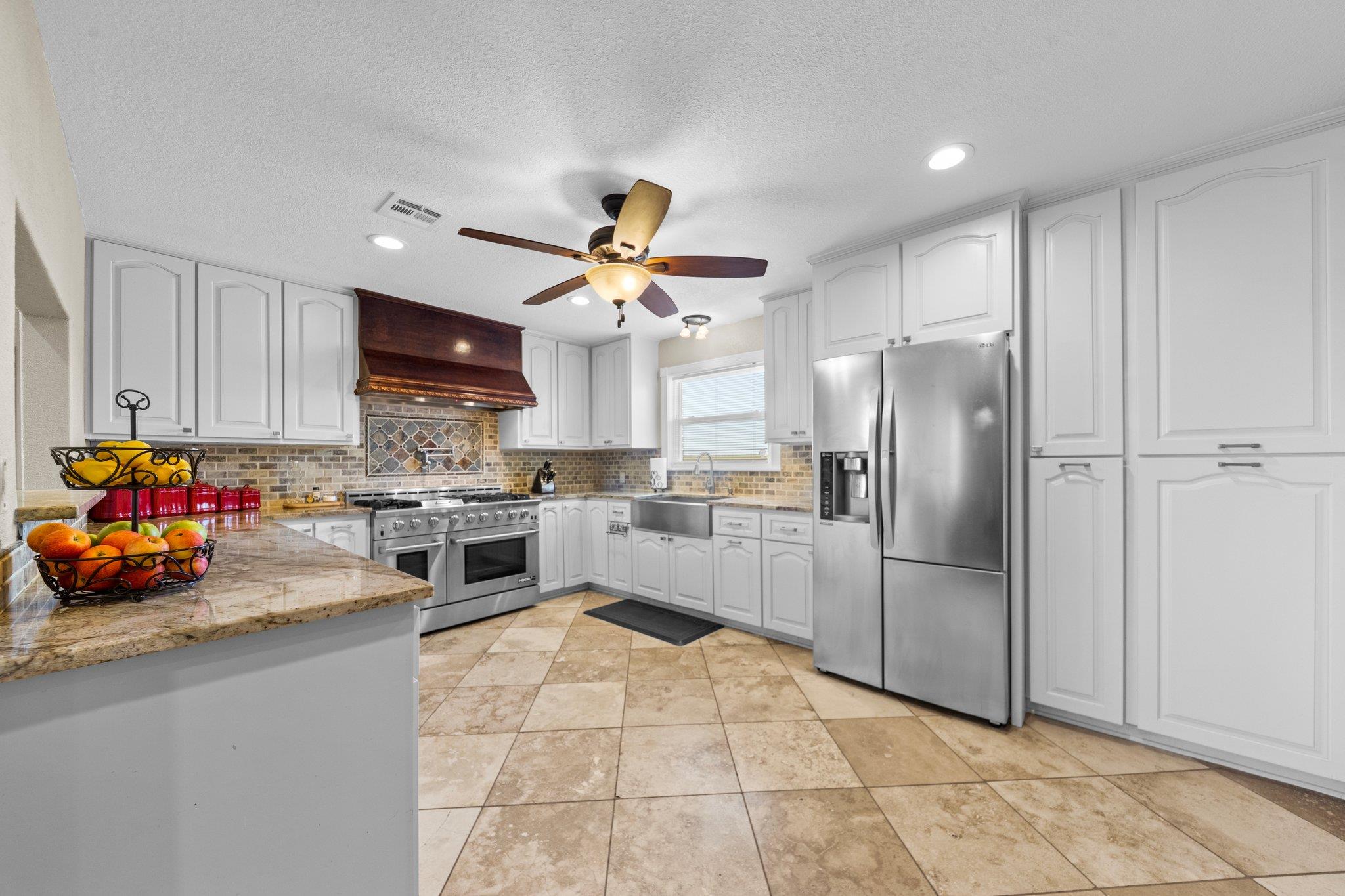 3022 N Us Highway 281 Property Photo