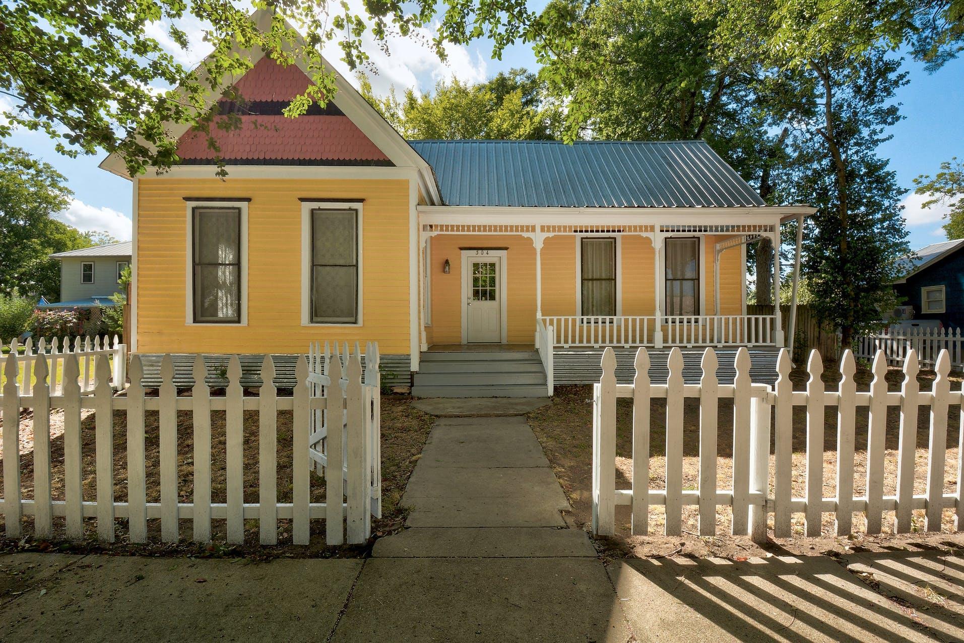 304 Olive St Property Photo 1