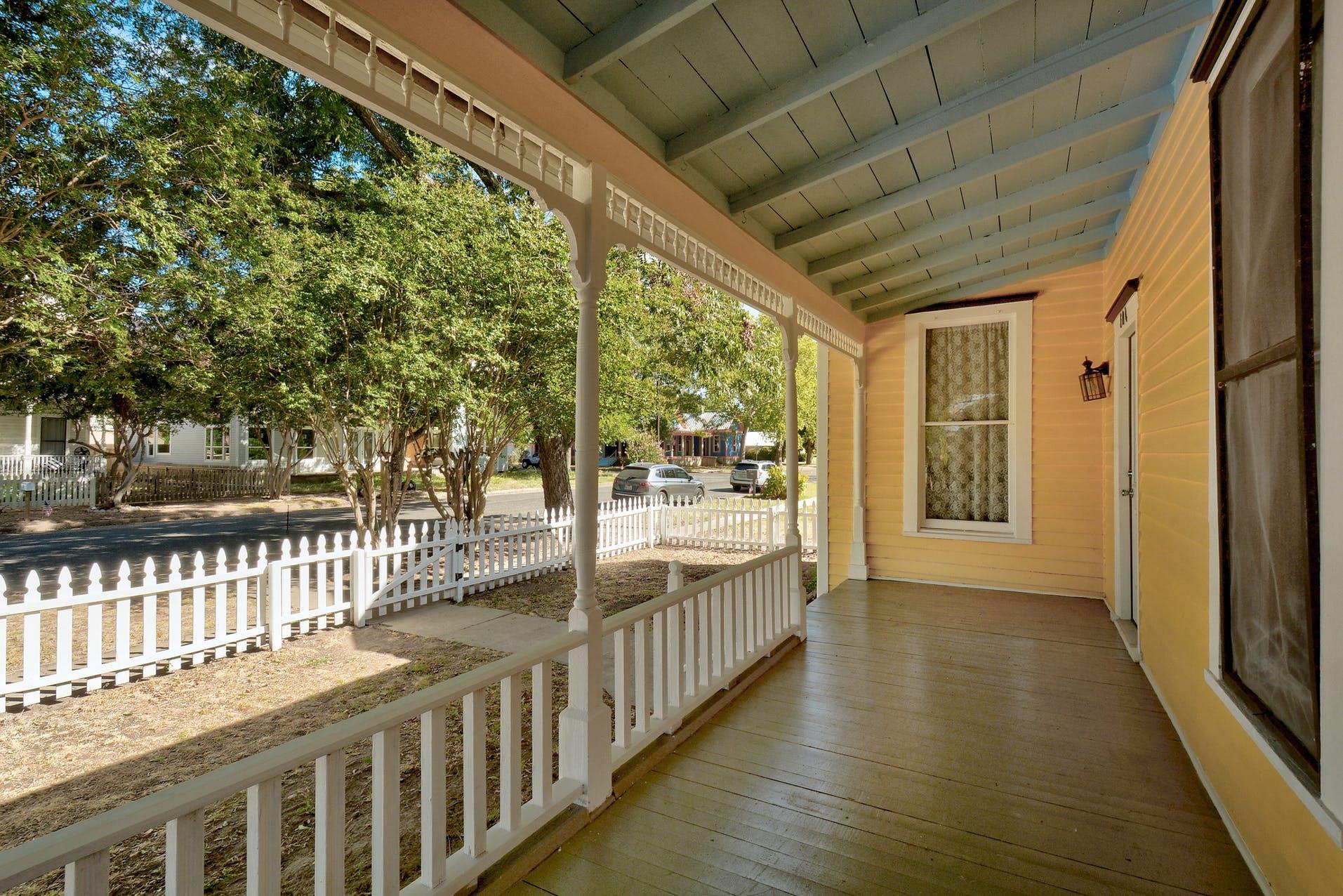 304 Olive St Property Photo 3